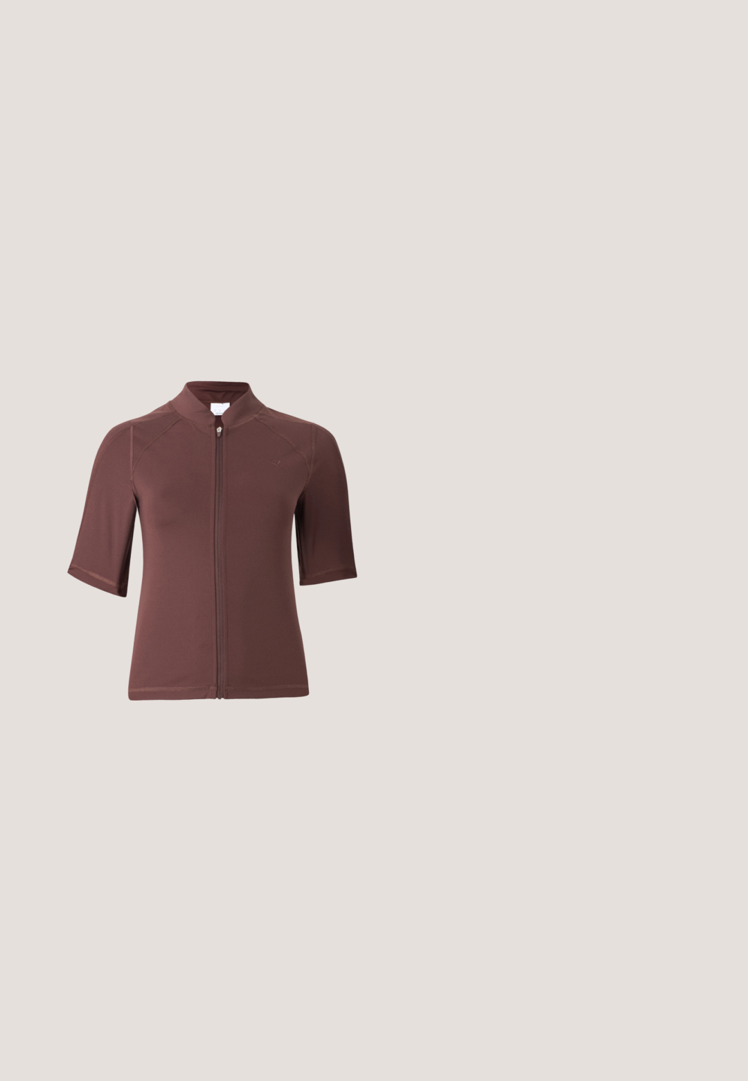 Maillot de cyclisme marron à manches courtes avec fermeture éclair devant, col montant et logo discret sur la poitrine gauche sur fond blanc.; Haut ajusté en tricot côtelé blanc à manches courtes avec un col haut et une fermeture éclair à l'avant. Présente une texture subtile avec une finition soignée.; Pantalon de survêtement marron foncé avec taille élastique, poches latérales zippées, panneaux latéraux à carreaux et logo Puma blanc sur la jambe gauche.; Baskets montantes beige et marron en daim, dotées d'une bride autour de la cheville, d'un col matelassé et d'une semelle en caoutchouc texturée.; Sac à bandoulière avec motif léopard noir et gris et fine sangle noire, avec un petit logo doré sur le devant au centre.; Boucles d'oreilles créoles en argent avec trois bandes semi-circulaires superposées, dont une ornée de petits cristaux clairs sur un fond clair.