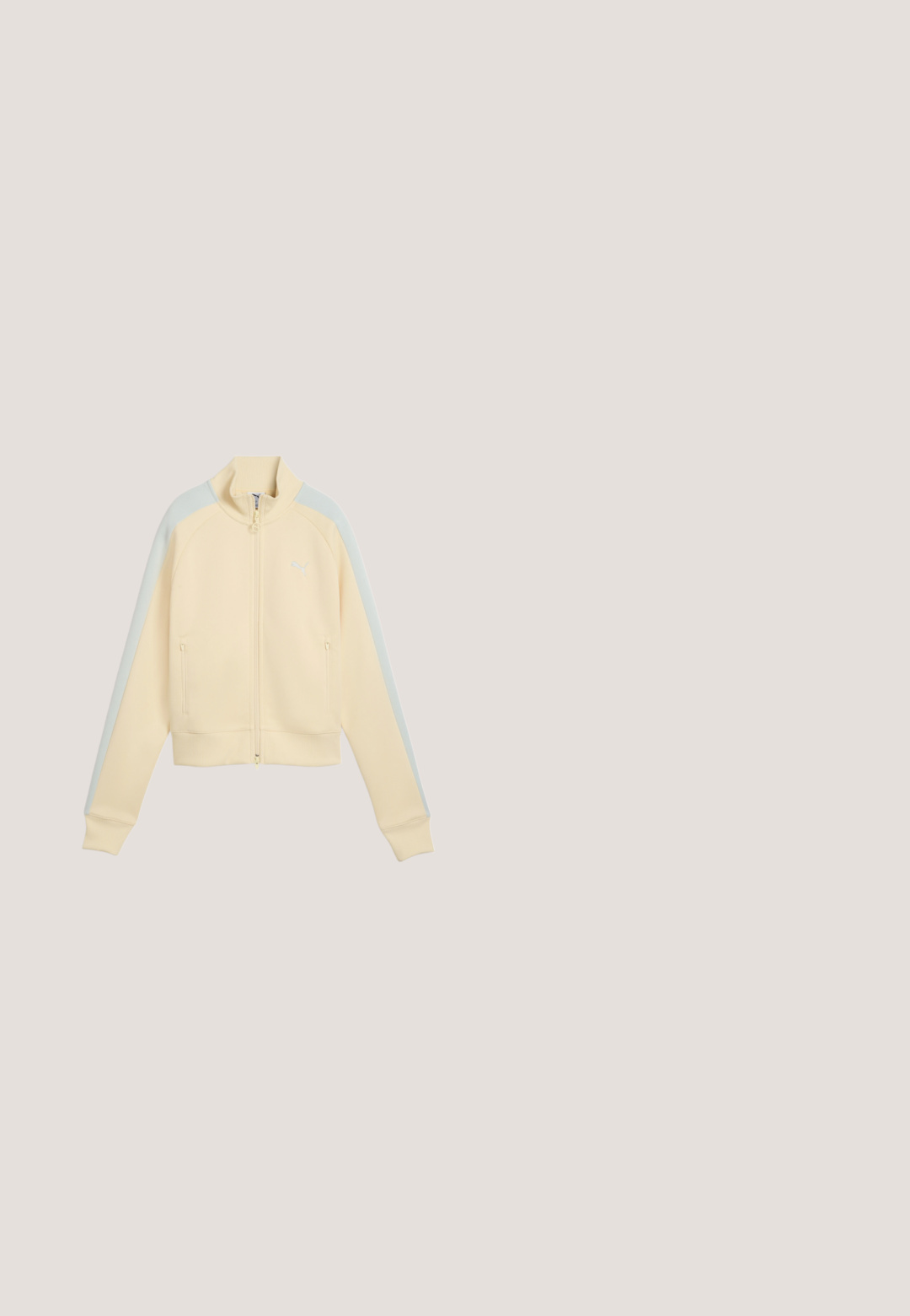 Cremefarbige Jacke mit Reißverschluss, hellgrauen Streifen an den Ärmeln, gerippten Bündchen und Kragen sowie zwei Front-Reißverschlusstaschen.; Ärmelloses olivgrünes V-Ausschnitt-Kleid mit sichtbaren Nähten und Reißverschluss am hinteren Hals, innen mit Etikett "DAY."; Schwarze Denim-Hosen mit geradem Bein, hoher Taille, standardmäßiger Knopfverschluss und Seitentaschen.; Hellrosa Puma-Sneaker mit weißen Schnürsenkeln, metallisch silbernen Akzenten und brauner Gummisohle, seitlich auf weißem Hintergrund gezeigt.; Hellgrüne gesteppte Stoff-Gürteltasche mit schwarzem Reißverschluss und Zipper, auf neutralem Hintergrund dargestellt.; Goldarmband mit ovalen Gliedern und kleinen sphärischen Akzenten, einem Karabinerverschluss und einer verstellbaren Verlängerungskette.