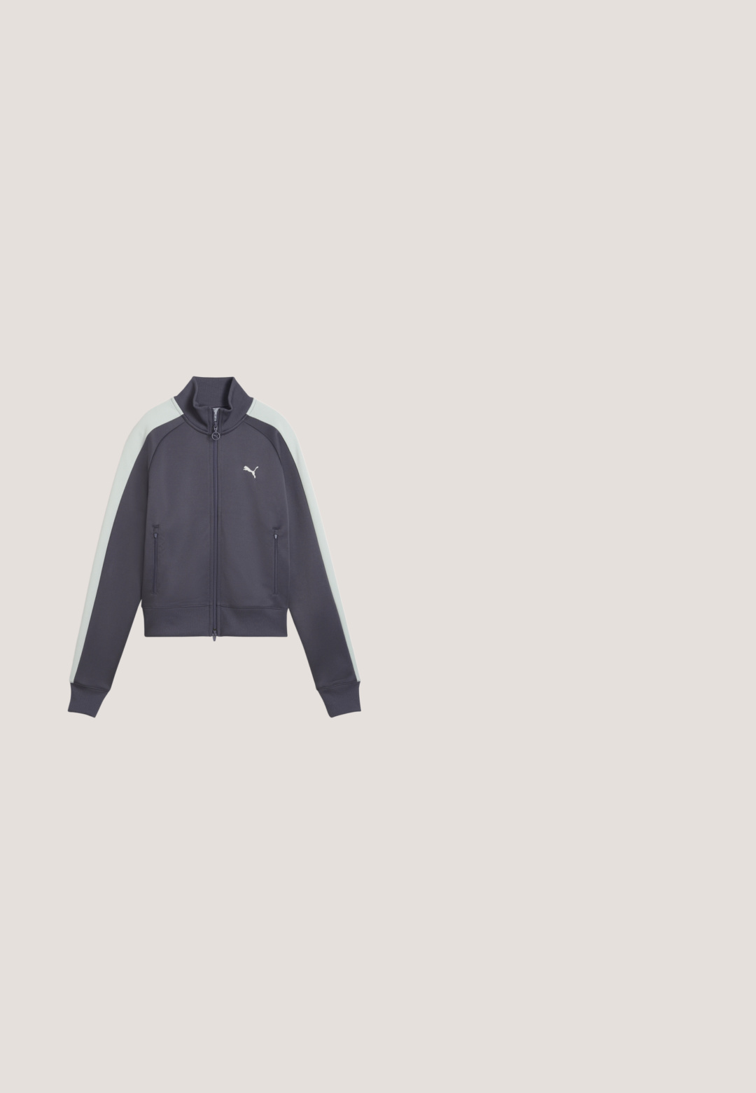 Donkergrijs sportjack met ritssluiting, witte strepen op de mouwen, voorzakken en een wit Puma-logo op de borst.; Lichtpaars korte mouw T-shirt van Puma met witte tekst "Puma Athletics" en logo gecentreerd op de borst, ronde halslijn, effen achtergrond.; Lichtpaarse shorts met trekkoord, zijzakken en een klein wit Puma-logo op het linkerbeen.; Paarse suède en mesh sneaker met mintaccenten, vetersluiting en een gestructureerde gumzool. Bevat PUMA-branding aan de zijkant.; Kleine groene iriserende schoudertas met zwarte rand, zwarte verstelbare band, ritssluiting en Puma-logo middenvoor.; Zilveren ketting met een minimalistisches ontwerp, voorzien van vijf stenen in verschillende groottes en twee kleine parels, met een haaksluiting.