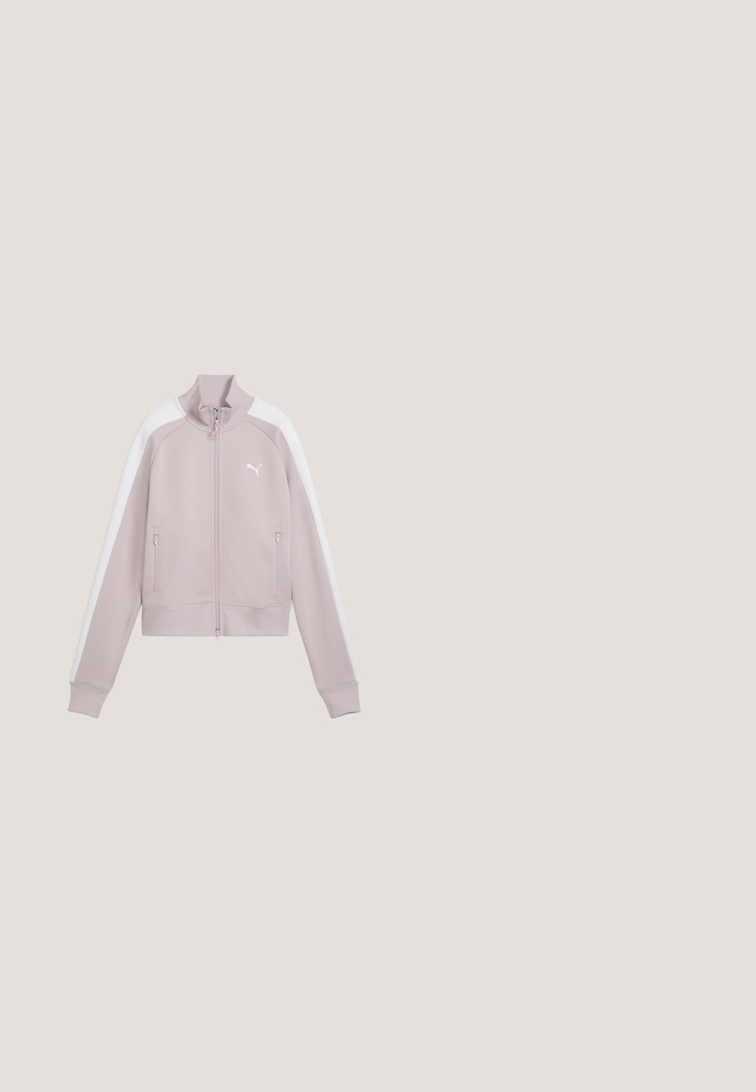 Veste Puma mauve clair zippée avec des rayures blanches sur les manches, des poignets et un bas côtelés, ainsi que des poches avant zippées.; T-shirt à col rond à manches courtes rose clair avec un petit logo sur le côté supérieur gauche de la poitrine, affiché sur un fond blanc.; Pantalon de survêtement beige et gris clair avec poches zippées, taille élastique, jambes droites et petit logo sur le haut de la cuisse gauche.; Chaussure de sport gris clair avec une tige en daim souple, une semelle en caoutchouc dotée de pointes texturées et un design flexible. Logo latéral dans une teinte plus foncée.; Sac à bandoulière Puma rose clair avec une sangle ajustable unique et un petit logo Puma au centre devant.; Collier à deux brins caractérisé par de petites perles blanches et un pendentif en forme de cœur doré, avec une fermeture à clip et une longueur ajustable.