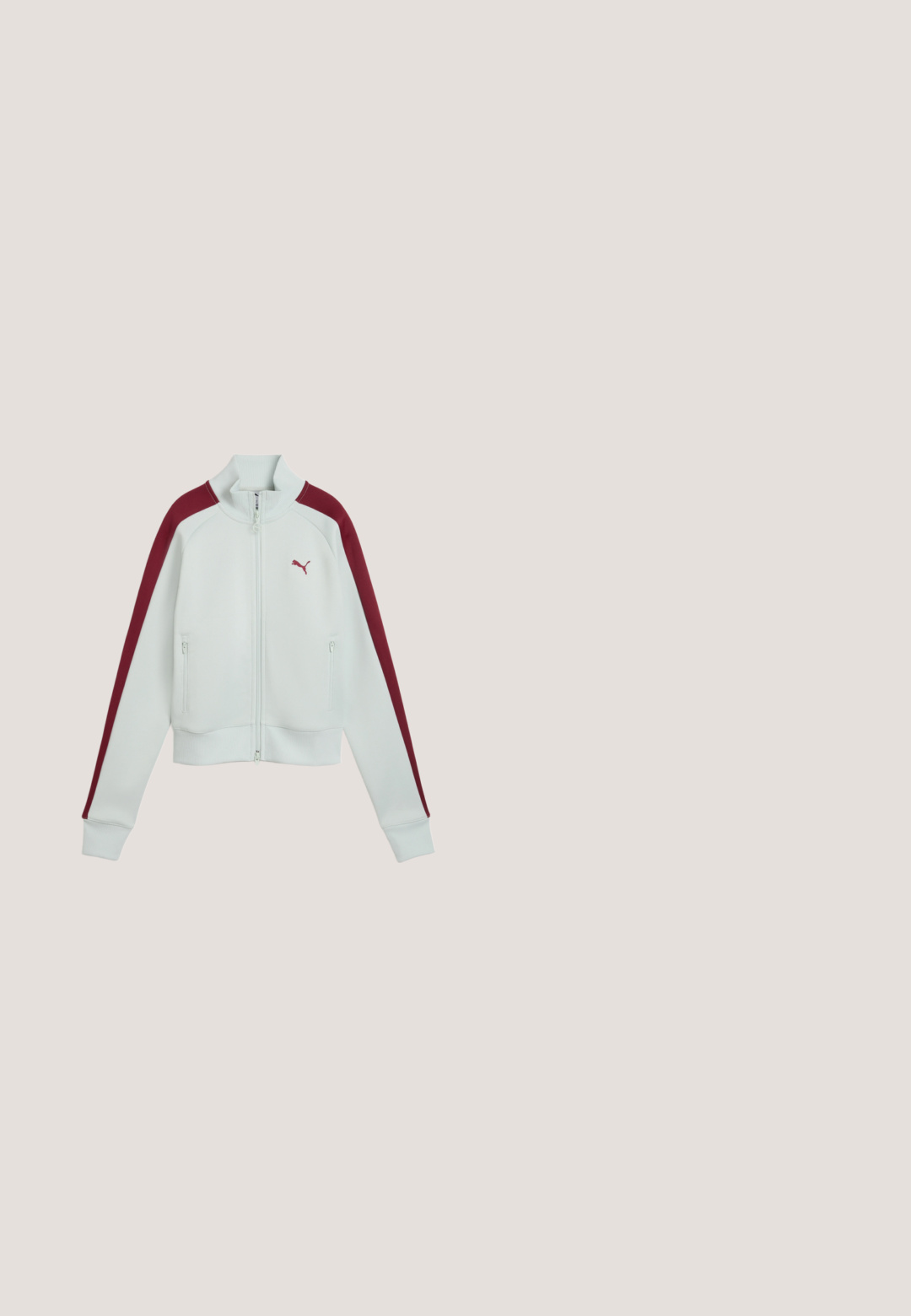 Veste blanche zippée avec col haut, bandes bordeaux le long des manches, poches zippées et petit logo Puma bordeaux sur la poitrine gauche.; Robe rose à manches courtes avec un liseré blanc aux manches et au col, avec un ourlet à volants et un petit logo blanc Puma sur la poitrine.; Pantalon de sport léger rose avec taille élastique et petit logo Puma blanc sur la cuisse gauche.; Ballerines en suède noir et rose clair avec des sangles élastiques, un bout arrondi et une semelle en caoutchouc texturée, arborant un petit logo à l'avant.; Mini sac à main en cuir verni rouge avec des accents blancs, de forme arrondie, double anses, bandoulière amovible et logo PUMA bien visible.; Boucles d'oreilles en argent avec une finition polie, présentant une forme ronde simple et une fermeture à tige pour un port sécurisé.