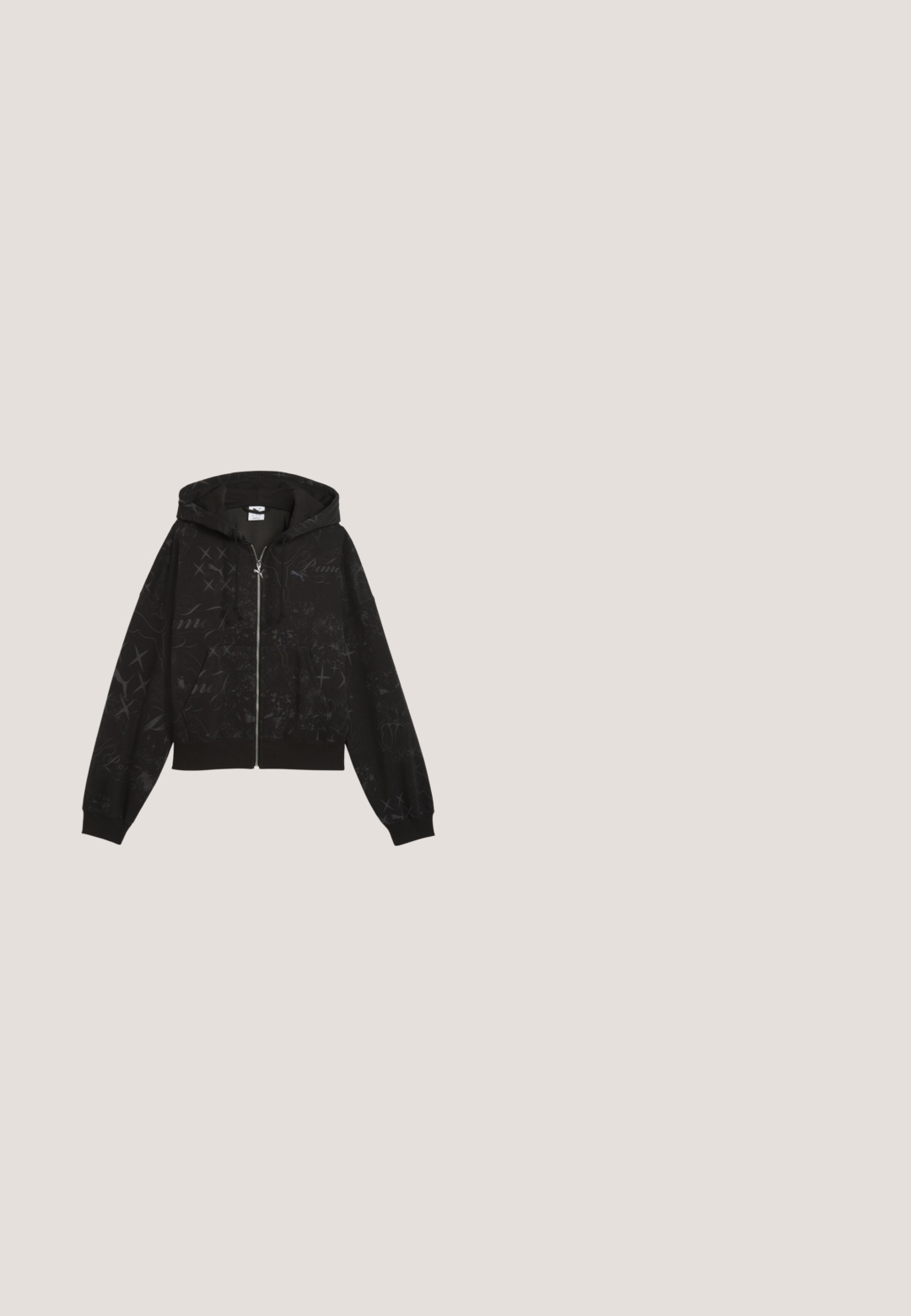 Sudadera con capucha negra con cremallera, con patrones sutiles de escritura y cruces por todo el tejido, capucha con cordón y bolsillo tipo canguro, extendida sobre un fondo blanco.; Camiseta de manga corta negra hecha de algodón. Presenta un cuello redondo y un corte relajado con una textura suave y mate. Sin patrones o logotipos visibles.; Leggings deportivos negros con una textura suave, que cuentan con una cinturilla ancha y un pequeño bolsillo lateral con cremallera. Detalles de costura visibles.; Zapatilla deportiva de punto en blanco y negro, con parte superior flexible, patrón texturizado, cordones elásticos y una suela blanca acolchada.; Bolso de mano de cuero negro con parte superior curva, cierre con cremallera, correa de hombro desmontable enrollada al lado y flecos decorativos sobre un fondo blanco.; Anillo plateado con un diseño de cadena entrelazada y robusta. Superficie lisa y pulida con eslabones redondeados que ofrecen una apariencia sólida y texturizada.