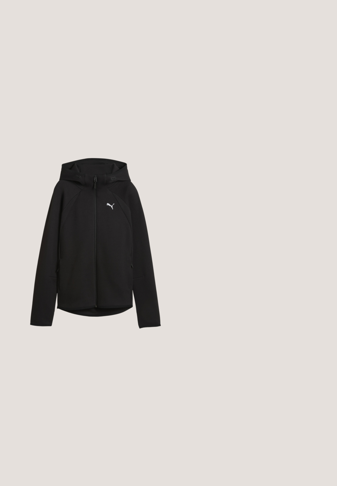 Sort lynlåstrøje med lange ærmer, snøre i hætten og en hvid Puma-logo på venstre bryst.; Sort kortærmet Puma t-shirt med rund hals, løstsiddende pasform, diskrete sideslids og lille Puma-logo på venstre bryst.; Sorte sportbukser med elastisk talje, sidelukninger med knapper og en hvid Puma-logo på forsiden. Fremstillet af letvægtigt stof.; Sort Puma-sneaker med pink sidestreg, gummisål og sorte snørebånd vist fra siden på en hvid baggrund.; Sort Puma duffel taske med hvidt logo, topgreb, justerbar skulderrem og netlommer på siderne på en ensfarvet baggrund.; Guldtonet perlekæde med et symmetrisk mønster, der har en hummerlås og en justerbar kæde til tilpasning af længden.