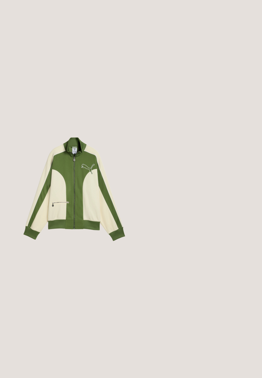 Chaqueta Puma verde y crema con cremallera, mangas largas, cuello alto, cremallera frontal, bolsillo con cremallera y logo de Puma en el pecho.; Top de encaje floral verde claro con paneles blancos en las mangas, escote en V y mangas amplias de tres cuartos de largo.; Pantalones de chándal verde oscuro hechos de una tela suave, con una cintura elástica y costuras laterales, y un pequeño logo en la parte delantera.; Zapatilla de ante verde con una franja morada de PUMA. Cuenta con un diseño con cordones y una suela de goma. Letras doradas en el lateral.; Pequeño bolso de mano PUMA azul claro y brillante con dos asas, correa de hombro desmontable, cierre de cremallera y texto de logotipo blanco en la parte delantera.; Collar de tono plateado con un diseño de cadena y pequeños acentos de eslabones, cierre de langosta y longitud ajustable con un extensor de cadena.
