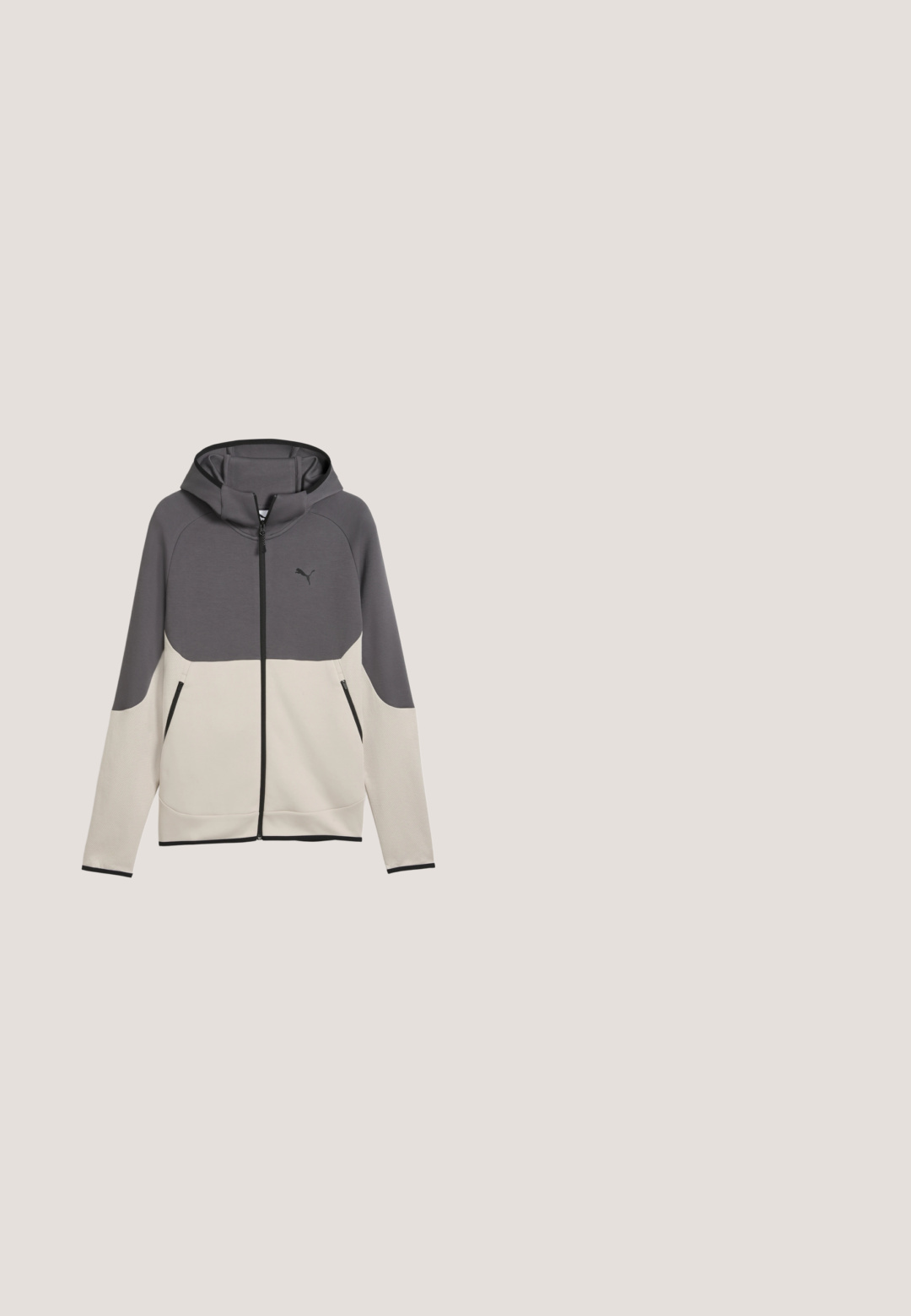 Kapuzensweatjacke mit Reißverschluss, dunkelgrauem Oberteil und hellbeigem unteren Bereich, langen Ärmeln, Fronttaschen mit Reißverschluss und kleinem Puma-Logo auf der Brust.; Schwarze ärmellose gesteppte Weste mit Frontreißverschluss, Puma-Logo auf der linken Brust und Ferrari-Wappen auf der rechten Brust.; Schwarzes T-Shirt mit grauen Akzenten, kurzen Ärmeln, runden Ausschnitt, mit BMW- und Puma-Logos sowie der Nummer '4' auf dem Ärmel.; Schwarze und graue Puma-Trainingshose mit dezentem geometrischem Muster und elastischem Taillenbund, mit weißem Puma-Logo am rechten Oberschenkel.; Weißer Puma Sneaker mit grünen und gelben Akzenten, Aston Martin Formel-1-Team-Logo, Schnürdesign und flacher Sohle.; Schwarze Sonnenbrille mit einem strukturierten Rahmen und blau-grünen, verspiegelt Gläsern, die ein zeitgemäßes Design und eine schräg, leicht übergroße Form aufweisen.