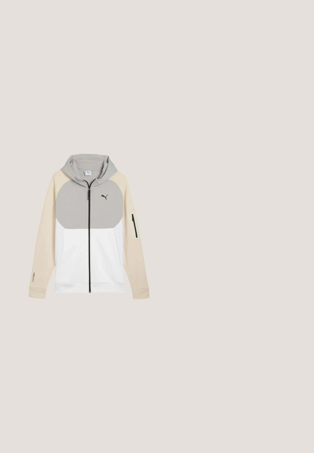 Chaqueta con capucha y cremallera, con mangas beige, parte superior del pecho en gris claro, parte inferior blanca, cremallera en el bolsillo lateral y logo de Puma en el pecho.; Chaleco acolchado negro con cuello alto, cierre de cremallera y logo de Puma en el pecho izquierdo. Textura suave con un diseño acolchado y sin mangas.; Camiseta de manga corta en negro y azul claro con cuello redondo. Presenta una banda horizontal con múltiples logotipos de Puma en blanco y negro.; Pantalones deportivos gris claro con cintura elástica, paneles laterales negros y amarillos, y logo de Puma en la parte superior del muslo izquierdo.; Zapatilla deportiva de corte bajo con malla blanca, superposiciones en negro, verde oliva y naranja, cordones negros y suela blanca con detalles naranjas.; Gafas de sol negras con una montura texturizada y lentes espejados azules. Tienen una forma rectangular y un detalle de marca grabado en la patilla.
