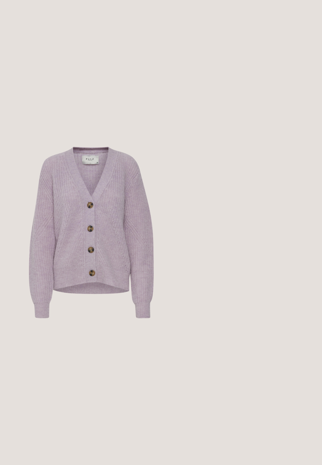 Cárdigan de punto de lavanda con escote en V, que cuenta con cinco botones marrones, puños acanalados y un dobladillo ligeramente corto. Tejido texturizado y acogedor.; Camiseta de cuello redondo de color rosa claro, con mangas de tres cuartos, hecha de material suave, que presenta una forma ajustada y una textura lisa.; Pantalones anchos de punto acanalado en color rosa claro con cinturilla elástica, diseñados para uso casual.; Zapatillas que combinan malla y gamuza en tonos gris claro, rosa y lavanda, con una suela de goma texturizada rosa y cordones blancos.; Bolso de colores pastel suaves con asas rosa pálido, acolchado horizontal y un bloque de color triangular en tono lila y azul en la parte frontal.; Pulsera de cadena de oro con un charm de perro globo púrpura. Presenta un delicado diseño de eslabones y un pequeño cierre de langosta con cadena de extensión.