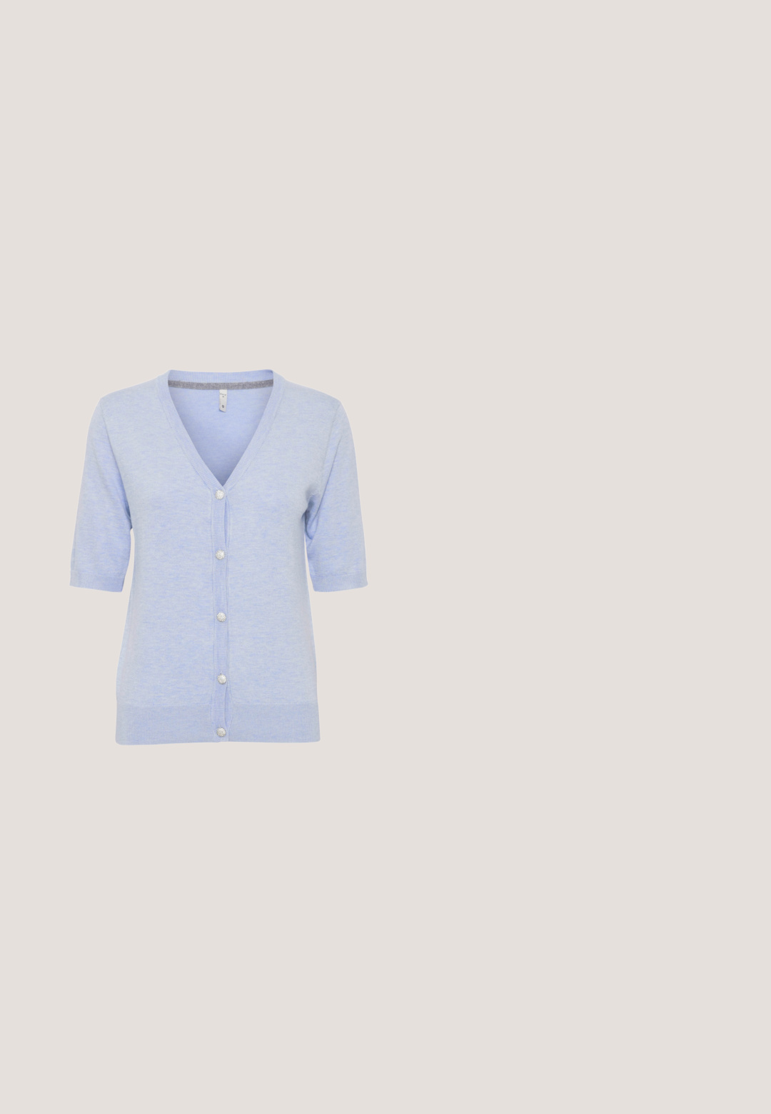 Hellblauer Cardigan aus weichem Material, mit V-Ausschnitt, kurzen Ärmeln und dekorativen Knopfdetails auf der Vorderseite.; Marineblaue Tank-Top mit rundem Ausschnitt und breiten Tragriemen, aus glattem, dehnbarem Stoff gefertigt. Einfaches Design ohne Muster oder Verzierungen.; Weite Beinhosen aus leicht blauer Stoff, mit elastischem Bund und glatter Textur. Schlichtes Design ohne Muster oder Verzierungen.; Hellblaue Sneaker mit niedrigem Schaft, weißen Schnürsenkeln, dicker weißer Sohle und beigem Fersenpatch, im Profil vor weißem Hintergrund gezeigt.; Hellblaue Leder-Umhängetasche mit verstellbarem Schulterriemen, silbernen Schnallen und Reißverschluss, vorne mit dezentem Präge-Logo.; Ohrringe mit einem geteilten Design; eine Hälfte ist poliertes Gold und die andere ist strukturiertes Silber. Hergestellt aus 925er Sterlingsilber.
