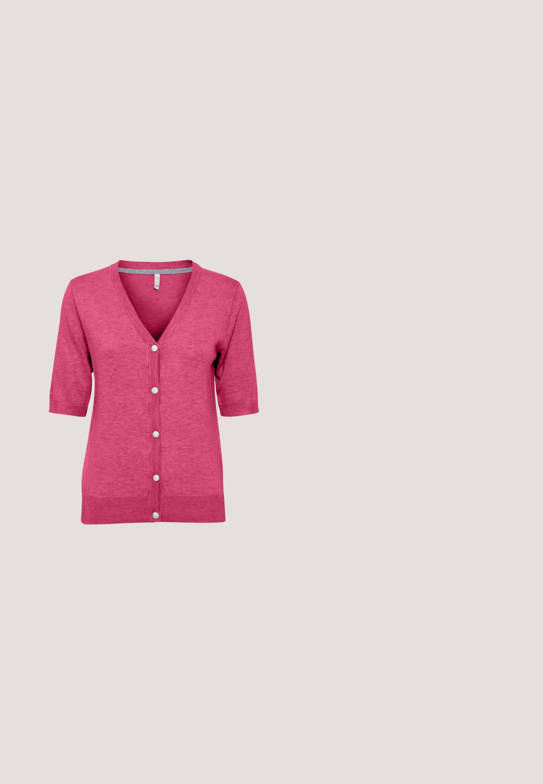 Rosa Kurzarm-Cardigan mit V-Ausschnitt, der fünf perlenartige Knöpfe auf der Vorderseite und gerippte Kanten aufweist. Weiche, gestrickte Textur.; Zwei weiße kurzärmelige T-Shirts mit rundem Halsausschnitt, aus weichem Baumwollstoff, mit glatter Textur und schlichtem Design.; Weit geschnittene Hosen aus leichtem Stoff mit einem rosa-weißen, vertikalen Streifenmuster. Ausgestattet mit einem weichen, elastischen Bund und Falten.; Rosa Sneaker mit niedrigem Schaft aus Wildleder- und glatten Paneelen, weißen Schnürsenkeln, weiß gepolstertem Kragen und Gummisohle, von der Außenseite gezeigt.; Helle pinke Handtasche aus gewebtem Leder mit oberer Klappe, kurzem Griff und abnehmbarem Schulterriemen vor weißem Hintergrund.; Armband in goldfarben mit abwechselnd pink lackierten Herzen, offene Gestaltung ermöglicht Verstellbarkeit, glatte Oberfläche und polierte Verarbeitung.