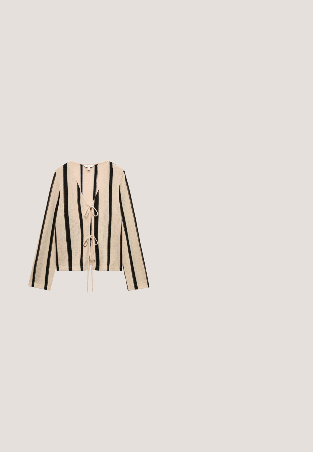 Beige strikket cardigan med lange ærmer, lodrette sorte striber, åben front og to bindelukninger ved brystet og taljen.; Grøn kortærmet skjorte med krave, prydet med et gult blomster mønster langs fronten og ærmerne. Ensartet knaplukning. Blød tekstur.; Lang nederdel i cremefarve med tekstureret blomstret blondecirkel og svag udvidelse ved kanten.; Sort flad sandal med tynd T-rem og justerbar ankelspænde på hvid baggrund, sidevisning.; Skildpaddemønstrede solbriller med firkantet stel, gradientlinser og diskret branding på stangen. Tekstureret overflade med afrundede kanter.; Vævet stråtaske med brede hvide læderstropper og en hvid læderlomme foran med guld- og sølvnitte detaljer.