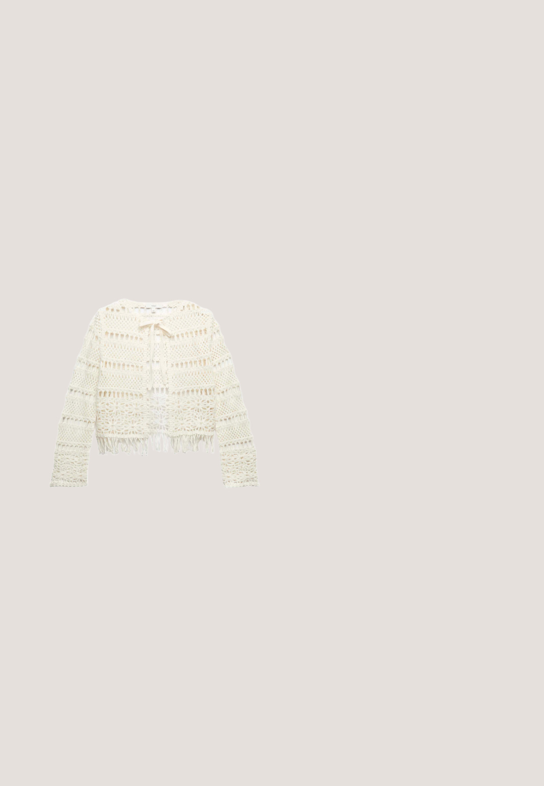 Hvid hæklestrikket cardigan med lange ærmer, åben front med bindebånd, horisontale mønstre og frynset kant.; Sleevless linnedress i lys beige, med en lige silhuet og rund halsudskæring, samt en skjult lynlås i ryggen til lukning.; Brune ankelstøvle i ruskind med spids tå og en mellem høj blokhæl, der har en glat tekstur og et minimalistisk design.; Brun vævet læder crossover taske med lynlåslukning, rund form og en flettet skulderrem. Har en lille, rektangulær logoplade.; Guldkæde med en struktureret cirkulær vedhæng og en række små hvide perler, med guldperler der fremhæver designet.; Flettet brunt læderbælte med spænde i sølvmetal, med en tekstureret finish og et flettet design. Fremhævet med en læderløkke med mærke.