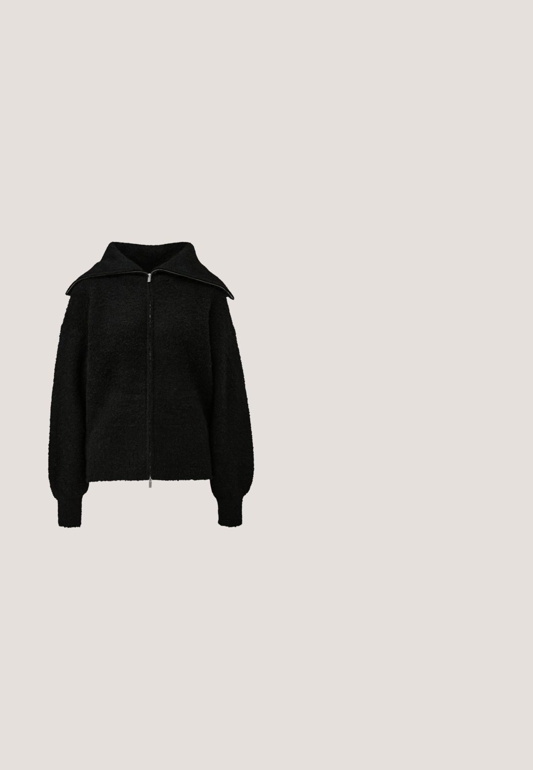 Musta rakenteellinen vetskari-takki leveällä kauluksella ja pitkillä pallohelmilla, valmistettu pehmeästä, pörröisestä kankaasta.; Kaffe KALORINDA LONG SLEEVE - Pusero - black deep; Mustavalkoiset paisley-kuvioiset leveälahkeiset housut, joissa on joustava vyötärönauha, esitettyinä etupuolelta yksivärisellä valkoisella taustalla.; Musta nahkasaapas nilkkapitkällä, korkean lohkokannan, platform-pohjan ja sivuvetoketjun sulkemiseen. Sileä pinta, jossa on ylhäältä ommeltu yksityiskohta.; Musta farkkulaukku, jossa suuri solmittu rusetti ja olkahihna, edessä kirjailu "THE SACK BAG MARC JACOBS".; Hopeinen avoin kalvosinnauha, jossa on sileä, epäsäännöllinen aaltoileva muotoilu ja kiillotettu viimeistely valkoisella taustalla.