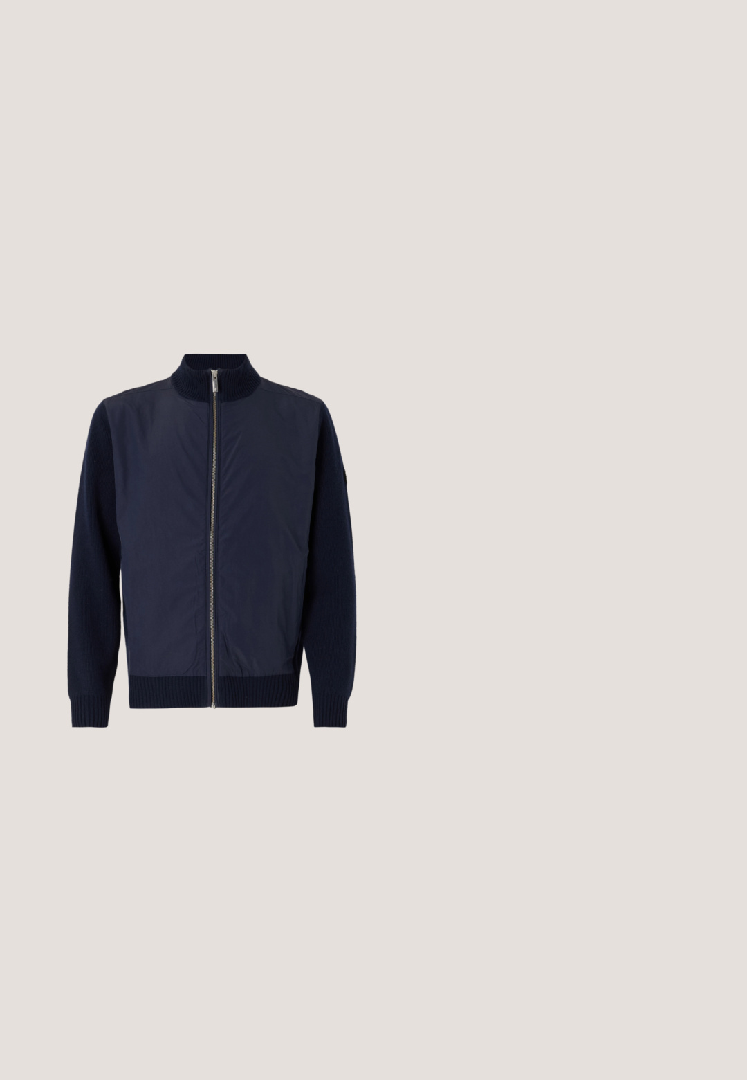 Chaqueta navy con cuello alzado, que presenta un cierre frontal, puños de punto y mangas de lana en contraste para añadir textura.; Polo de color azul marino hecho de algodón, con cuello clásico, mangas cortas y un sutil logo en contraste en el lado izquierdo del pecho. Textura suave.; Pantalones jogger negros con cintura elástica, piernas ajustadas, bolsillos laterales y textura de tela suave. Presentan detalles cosidos a lo largo de las costuras.; Zapatillas de cuero negro con acabado texturizado, puntera redonda y suela de goma blanca plana. Presenta cordones negros y una marca en el talón.; Gafas de sol aviador con montura de metal plateado, lentes tintadas de azul y puntas negras en las patillas, descansando sobre una superficie blanca lisa.; Neceser rectangular negro con cierre de cremallera y asa lateral, con un pequeño logo en relieve en el centro delantero.