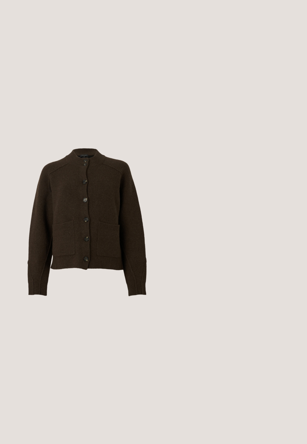 Brun strikket cardigan med rund halsudskæring, seks knapper og to forlommer. Har ribstrikkede ærmekanter og en kort, cropped nederkant.; Sort ribstrikket langærmet polo med fem knapper foran og en foldet krave, vist mod en hvid baggrund.; Grå fiskebensmønster nederdel med en udvidet A-linjeform, lavet af tekstureret stof. Har en ren talje og ingen synlige detaljer eller pynt.; Sort læderslingback-pumpe med spids tå, lav hæl, udskåret design og guldfarvet spænde på remmen.; Grå læderhåndtaske med rundet form, toplås med to store sølvkugler og en enkelt strop.; Øreringe i guldfarve med dråbeform og tre uregelmæssige, glatte, afrundede segmenter stablet lodret på en enkelt lys baggrund.