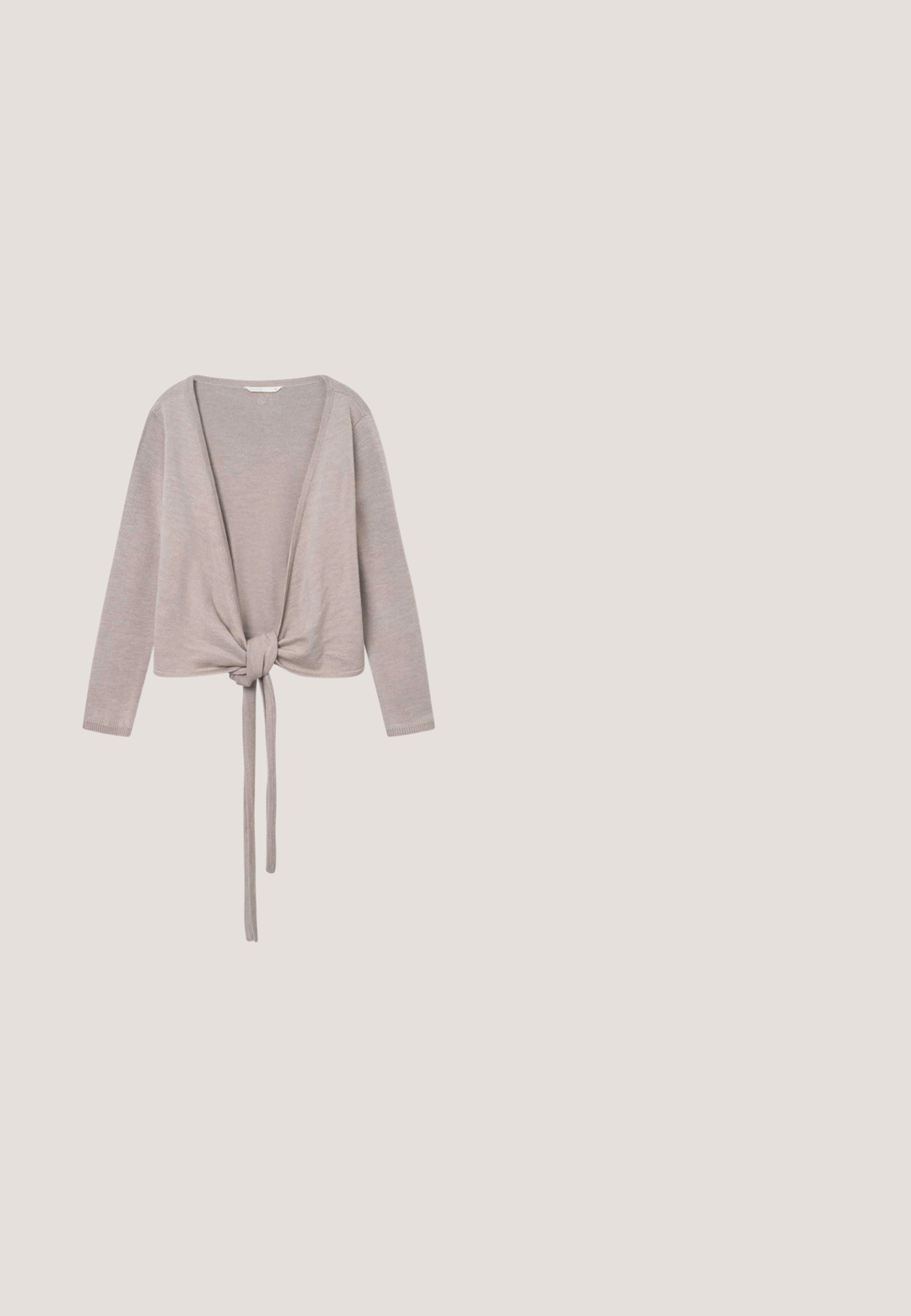 Gilet avant noué gris clair à manches longues, décolleté en V profond et poignets côtelés. Matière en tricot douce avec une texture lisse.; Haut à manches longues blanc enroulé avec un décolleté en V et un détail noué à l'avant. Fabriqué en tissu doux, présente un design court. Texture lisse.; Jupe en tulle rose pâle avec une ceinture en satin. Comprend plusieurs couches de tissu transparent et des appliqués floraux en trois dimensions sur toute la surface.; Une ballerine plate en satin rose pâle avec une bride élastique froncée et un petit nœud décoratif sur fond blanc.; Sac à main plissé blanc avec un nœud proéminent et une chaîne dorée. Texture douce avec un design froncé à l'avant.; Bandeau élastique blanc avec une décoration de fleur en tissu doux centrée sur un fond uni clair.