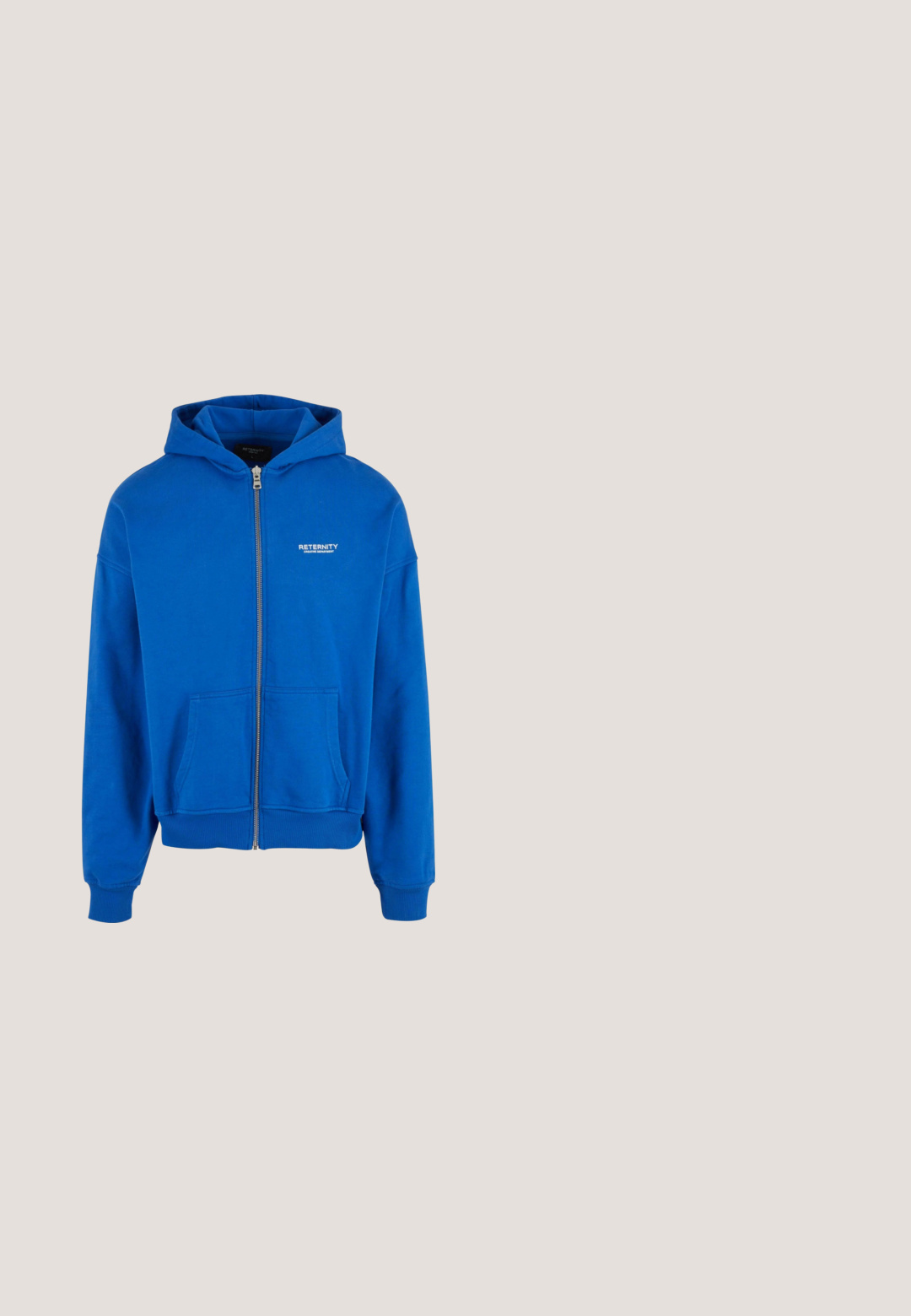 Sudadera azul con cremallera hecha de tela suave, cuenta con un bolsillo tipo canguro y puños acanalados. El texto del logo en blanco en el pecho añade detalle.; Chaleco acolchado negro con cierre frontal, capucha desmontable, cordones ajustables y dos bolsillos laterales; textura suave con diseño acolchado.; Camiseta de algodón azul claro con mangas cortas, que presenta una pequeña impresión en negro del texto "9N1M SENSE." en el lado izquierdo del pecho. Diseño de cuello redondo sencillo.; Pantalones cortos de algodón azul con una cinturilla elástica, cierre de cordón y un sutil detalle gráfico en el lado. Textura suave y corte holgado.; Zapatillas deportivas en material sintético blanco y azul claro, con punta redondeada, diseño con cordones y logotipo negro en el lateral.; Gafas de sol rectangulares negras con lentes tintadas en azul oscuro y monturas texturizadas con acabado mate en ángulo sobre fondo blanco.