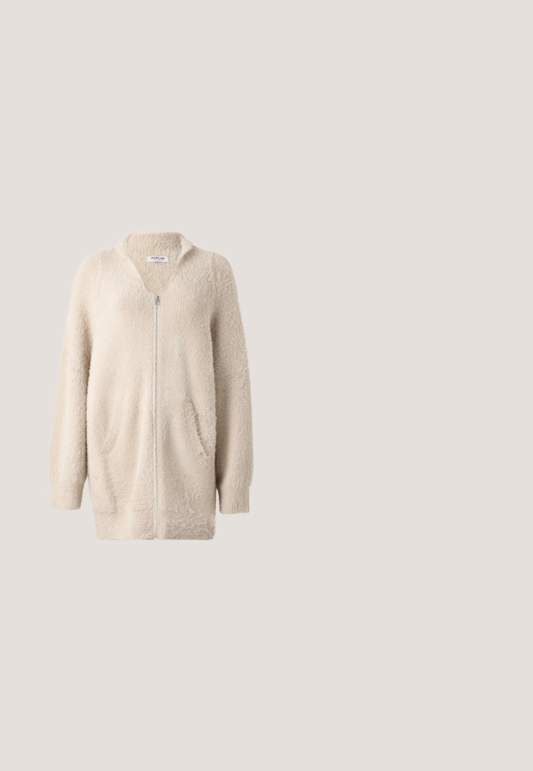 Beige lynlås cardigan lavet af blødt, fluffy materiale. Har en v-hals, to frontlommer og lange ærmer. Enkel, struktureret design.; Hvid T-shirt med korte ærmer og rund hals, med "GUESS"-logo pyntet med små rhinsten på brystet.; Lys grå denim brede bukser med høj talje, fire lommer og et falmet mønster for en afslappet pasform.; Sneakers med en mesh overdel, guld- og sorte accenter samt hvide snørebånd. Tyk sort sål med et zigzag-mønster og "GUESS" logo på siden.; Lys grå rektangulær håndtaske med pebble-struktur, et gyldent trekantet logo og en justerbar rem. Designet til brug som skuldertaske eller crossbody.; Sølvkæde armbånd med ovalt vedhæng, der indeholder indlejrede krystaller, samt lås med justerbare led og trekantet mærke.
