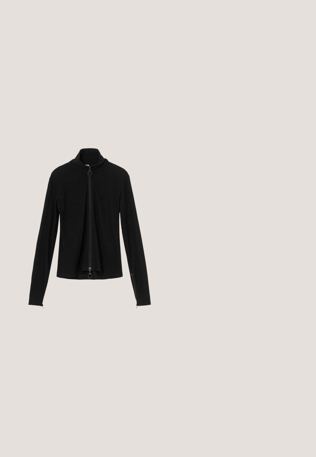 Résumé Vest - black; Zwarte t-shirt met korte mouwen van gladde stof. Heeft een ronde halslijn en een losse pasvorm met een rechte zoom.; Zwarte wijde pijpen plissébroek met knoop- en ritssluiting, hoge taille en vloeiende stof.; Zwarte suède mocassin platte schoen met strikdetail bovenop en gestikt ontwerp rond het teenengebied.; Zwarte leren handtas met een gebogen handgreep van goudkleurig metaal en zijzakken, glad en glanzend oppervlak, afgeronde trapeziumvorm.; Zilveren schakelarmband met gelijkmatig verdeelde ronde kralen langs de lengte, voorzien van een karabijnsluiting en een verstelbare ketting met een tagcharme.