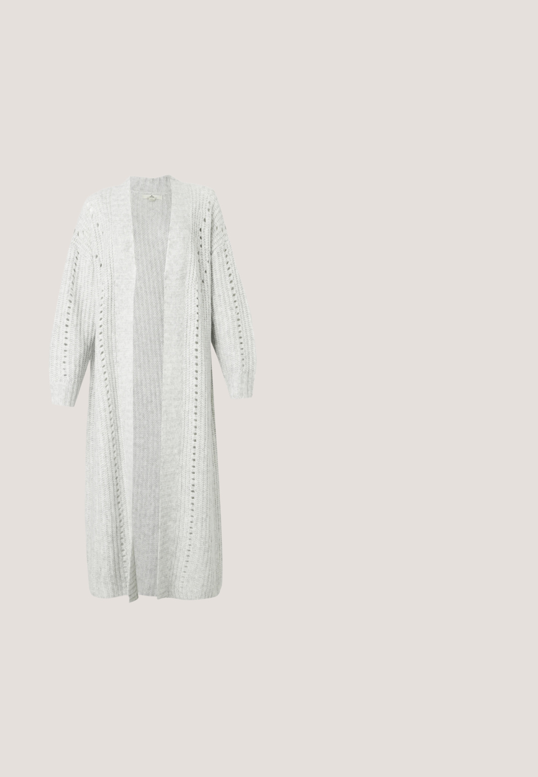 Hellgrauer gestrickter Cardigan mit offenem Vorderteil, geripptem Muster, gepufften Ärmeln und vertikalen Streifen. Verfügt über dekorative Stickerei und Lochdetails.; Grauer Langarm-Oberteil aus einem weichen Rippmaterial. Hat einen runden Ausschnitt und eine taillierte Passform, mit minimalen Akzenten oder Mustern.; Hellblaue Skinny Jeans mit klassischem Fünf-Taschen-Design, Knopfverschluss und einer ausgewaschenen Denim-Textur mit leichten Farbvariationen.; Schwarzer, spitzer Slingback-Schuh aus glattem Material, mit silbernen Nieten, flacher Sohle und Logo auf der Einlegesohle.; Schwarze strukturierte Tote-Tasche mit breiten, abgerundeten Griffen und dem eingeprägten Markennamen „Samsøe Samsøe“ auf neutralem Hintergrund.; Zarte silberne Kettenhalskette mit einem kleinen runden Anhänger, der ein eingraviertes Eulendesign zeigt, und einem verstellbaren Verschluss mit einem dreieckigen Charme.