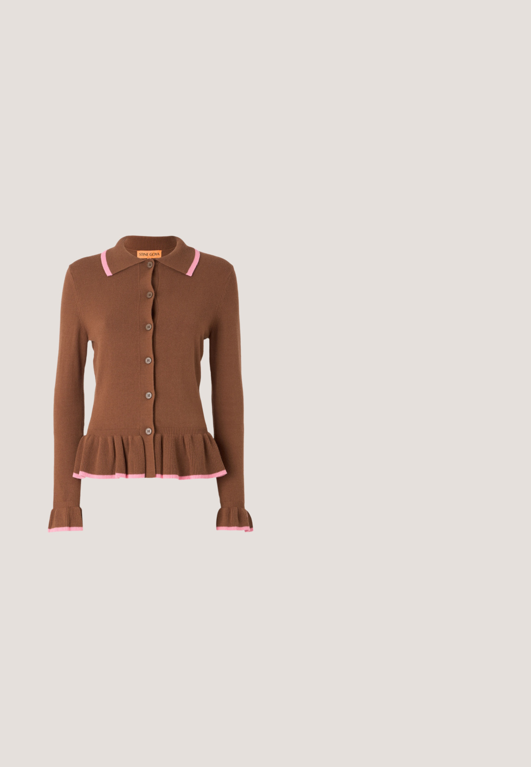 Bruine cardigan met een uitlopende peplumzoom, roze geribbelde accenten bij de kraag en manchetten, en ronde knopen aan de voorkant. Zachte brei textuur.; Haltertop met luipaardprint, voorzien van een keyhole-uitgesneden voorzijde en striksluiting bij de hals, gemaakt van lichtgewicht stof.; Wijdvallende broek in olijfgroen stof, met een hoge taille, riemlussen en een detail met een riem op de taille, voorzien van plooien aan de voorkant.; Zwarte leren pump met lage hak, afgeronde neus, klein strikje en een goudkleurig cirkelvormig embleem aan de voorkant.; Zwarte leren handtas met een gestructureerd design, met een ronde handgreep, een afneembare schouderriem en horizontale plooien aan de voorkant. Accenten van zilver hardware.; Gouden kettingriem met ronde schakels en fijne textuur, afgewerkt met een kettingverlenging en een kleine ronde sluiting.