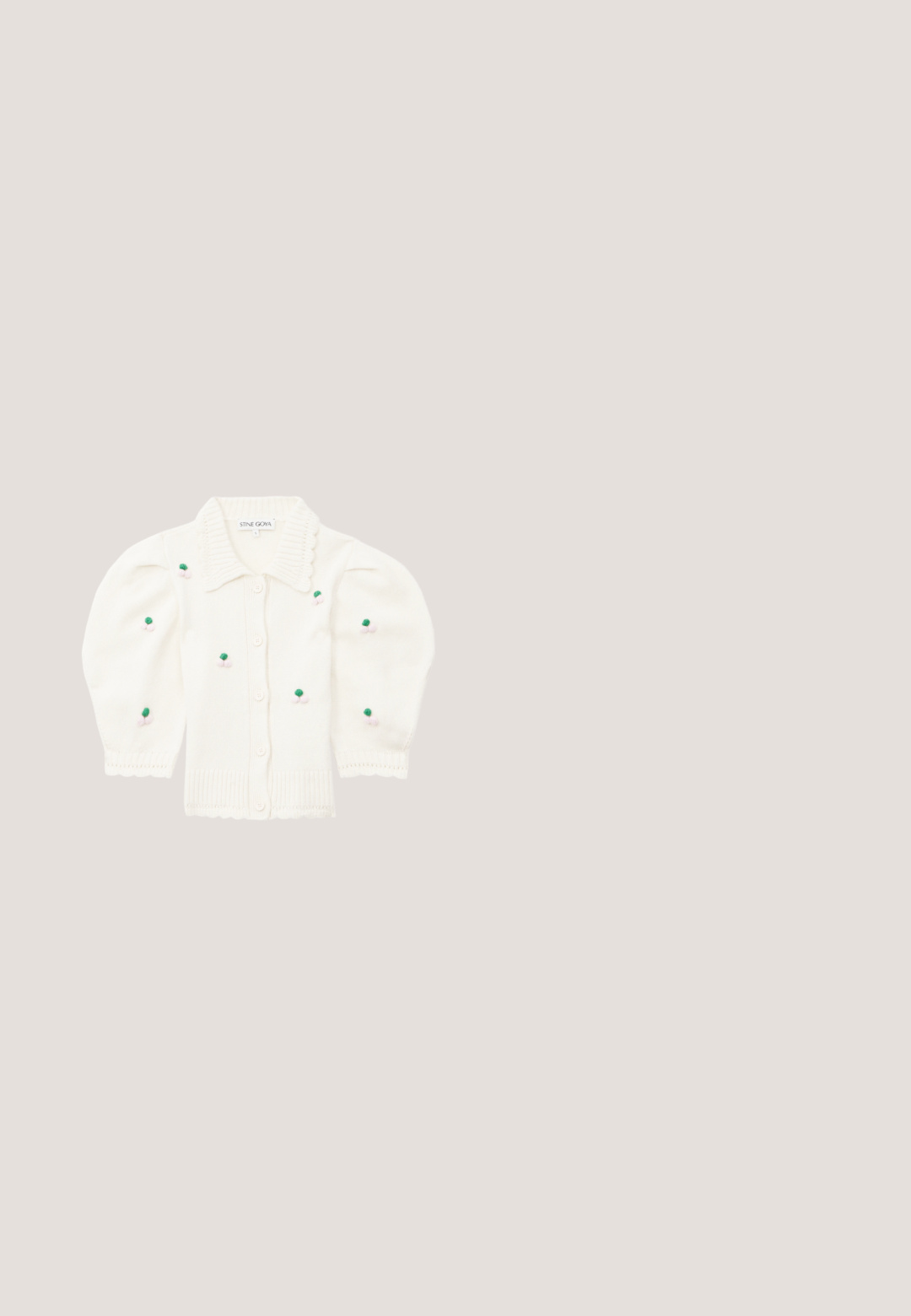 Hvid strikket cardigan med en bølget krave, knapper og puffærmer. Har grønne og lyserøde broderede blomsterdetaljer.; Lyserød satin camisole med tynde, justerbare spaghetti-stropper og en let V-udskæring, vist mod en ensartet hvid baggrund.; Tylleskørt med en blød lyserød bund, der har et blomster mønster i rødt og grønt. Stoffet er gennemsigtigt med skjulte plisseringer ved taljen.; Tofarvet beige og sort slingback sandal med kitten heel, spids tå og lille guldbeklædt spænde på hvid baggrund.; Lille beige læderhåndtaske med top håndtag, gyldent rundt spænde og aftagelig skulderrem på ensfarvet baggrund.; Fin perle halskæde med små runde perler og gyldent låsespænde med en dekorativ rund vedhæng.