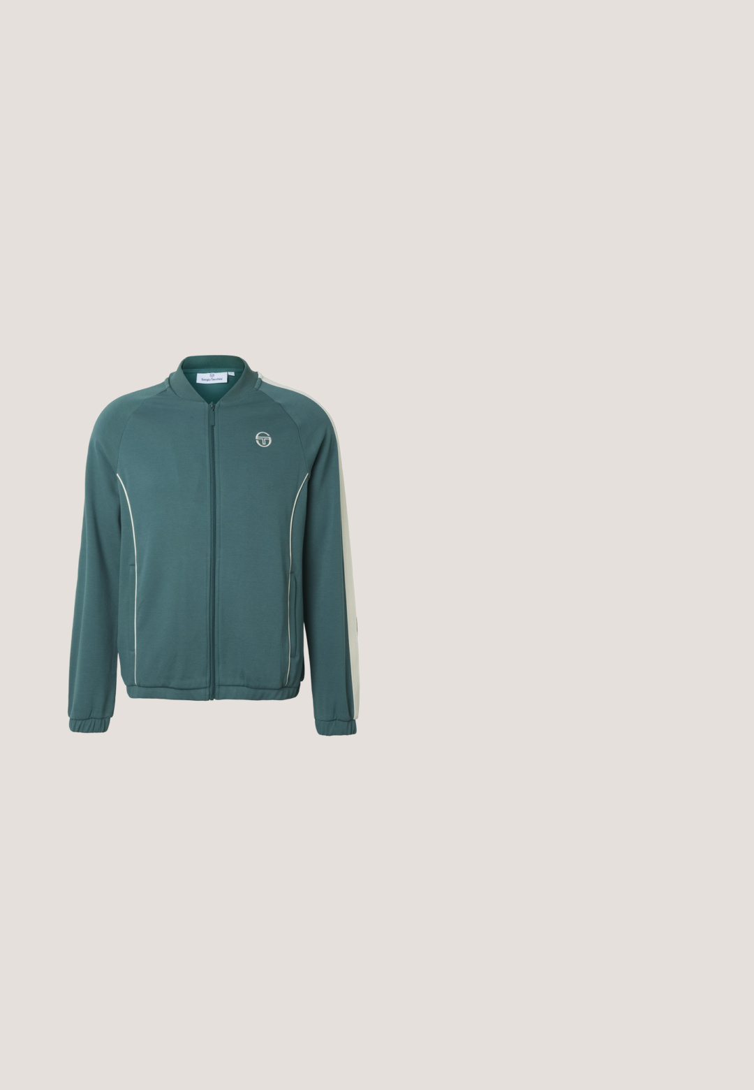 Türkisfarbige Jacke mit Reißverschluss, weißen Seitenstreifen und Biesen, elastischen Bündchen und einem kleinen runden Logo auf der linken Brust.; Grünes Polohemd mit kurzen Ärmeln, weißen Paspeldetails, geknöpftem Kragen und Sergio Tacchini Logo auf der linken Brust.; Grüne Shorts mit elastischem Bund und Kordelzug. Zwei Seitentaschen mit weißen Reißverschlüssen. Glattes, leichtes Material. Logo am Saum.; Weißer Sportschuh mit strukturiertem Obermaterial, grünen Akzenten, Schnürverschluss und gepolsterter Sohle. Verfügt über ein kleines Markenlogo.; Hellblaue quadratische Umhängetasche mit verstellbarem Riemen und kleinem grünem Krokodil-Logo unten rechts.; Silberne Kettenarmband mit einem flachen, gravierten Metallverschluss mit grünem Akzent. Die Glieder sind rund und poliert für ein glattes Finish.