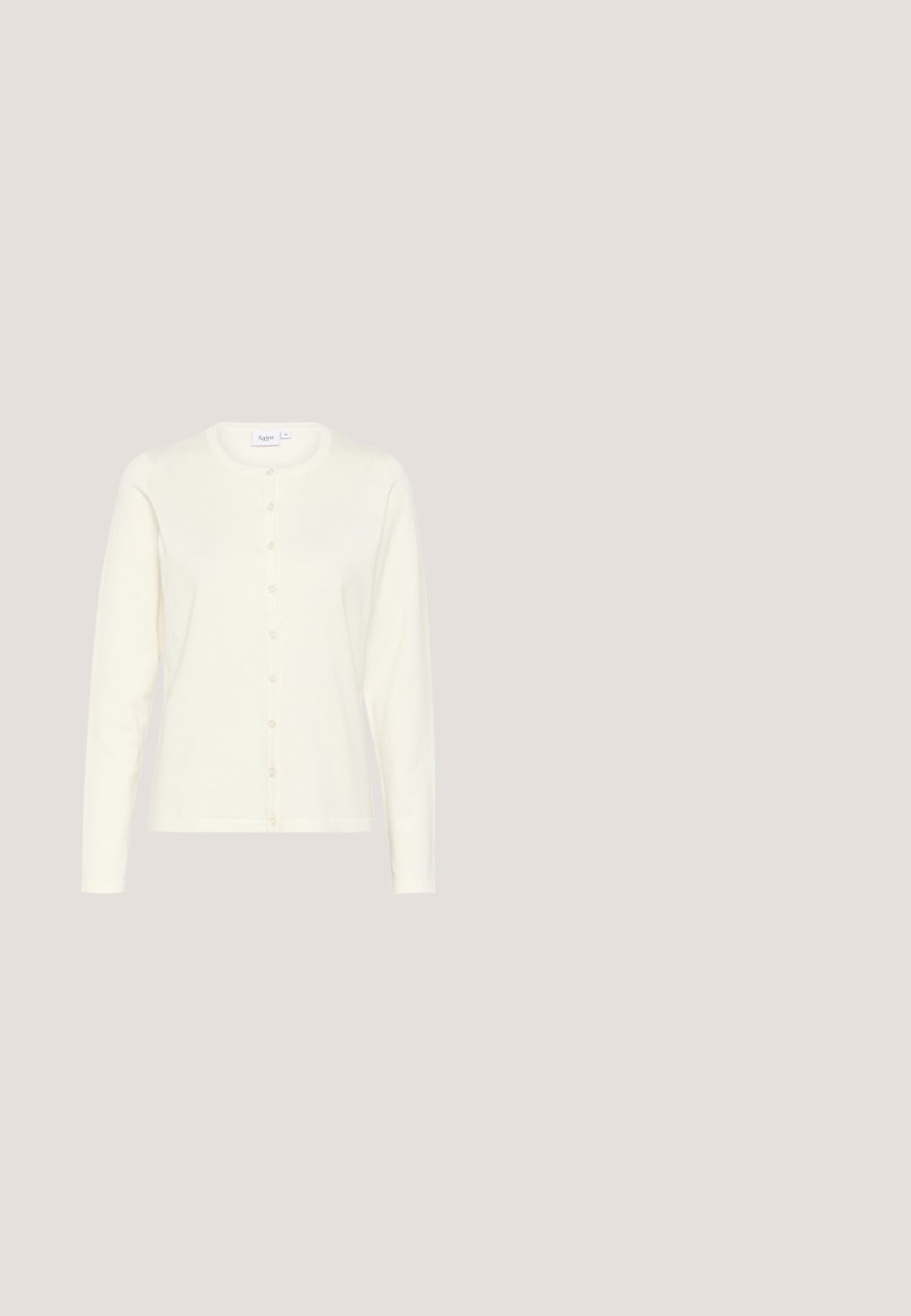 Cardigan blanc à manches longues en matière douce, avec un col rond et une fermeture à boutons sur le devant comportant sept boutons.; T-shirt à manches courtes et col rond en beige clair avec un subtil éclat. Fabriqué en tissu doux, il présente une coupe décontractée et un ourlet droit.; Pantalons rayés beige clair avec une coupe lâche, dotés d'une taille élastique et de lignes verticales qui créent un aspect texturé.; Sneakers en suédine beige avec une tige texturée, des lacets blancs et une semelle en caoutchouc gomme. Présentent un ornement de logo sur le côté et des accents en maille.; Sac bourse en daim marron avec cordon de serrage, longues lanières fines et détail pompon sur fond blanc.; Boucles d'oreilles en métal doré en forme de créole avec une couche extérieure blanche ondulée, présentant une forme unique et une texture lisse, maintenues par une fermeture à tige standard.