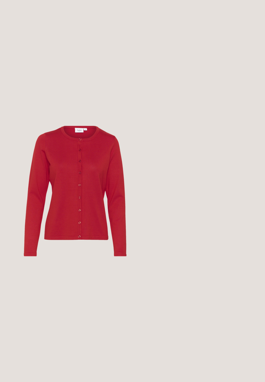 Roter Longsleeve-Cardigan aus Strickstoff, mit Rundhalsausschnitt und Knopfverschluss vorne. Glatte Textur mit dezenten Rippdetails.; Rotes geripptes ärmelloses Tanktop mit horizontalen weißen Streifen und einem runden Ausschnitt.; Rote Cordhosen mit geradem Beinschnitt und strukturierter Oberfläche. Verfügt über einen mittelhohen Bund und eine verkürzte Länge.; Niedriger Sneaker mit rotem Wildleder- und Stoffobermaterial, pinken Lederstreifen und Schnürsenkeln sowie einer strukturierten hellbraunen Gummisohle.; Rote, halbmondförmige Lederschultertasche mit genähten vertikalen Paneelen und einem gepolsterten Riemen, der an beiden Enden geschlungen ist.; Goldene Gliederarmband mit roten Emaillepunkten und passenden goldenen und roten floralen herzförmigen Ohrsteckern vor weißem Hintergrund.