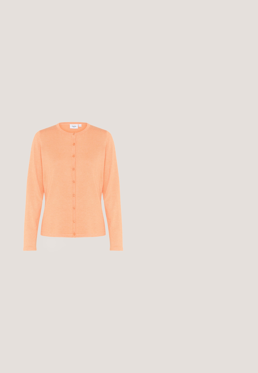 Langärmlige Strickjacke in hellem Orange, mit rundem Halsausschnitt und durchgehender Knopfleiste mit passenden Knöpfen. Weiche, gestrickte Textur.; Weißes Baumwoll-T-Shirt mit lockerer Passform, das in der Mitte einen schwarzen Grafikdruck zeigt, der Text und ein Silhouetten-Design umfasst.; Weiße ausgestellte Jeans aus Denim. Hoch tailliertes Design mit vorderen Taschen und Knopfverschluss. Glatte Textur und minimale Nähdetails.; Beiger Slingback-Schuh mit spitzer Zehenpartie, perforiertem Obermaterial, niedrigem Kitten-Heel und verstellbarem goldfarbenem Schnallenriemen vor weißem Hintergrund.; Cremefarbenes Leder-Umhängetasche mit silberner Kettenriemen, ausgestattet mit einem flügelförmigen Metalllogo auf der Vorderseite und einer Reißverschlusstasche.; Goldfarbene Ohrringe mit einer Reihe sphärischer Perlen und einem kleinen, herabhängenden Kristallakzent am Ende. Glatte, polierte Oberfläche.