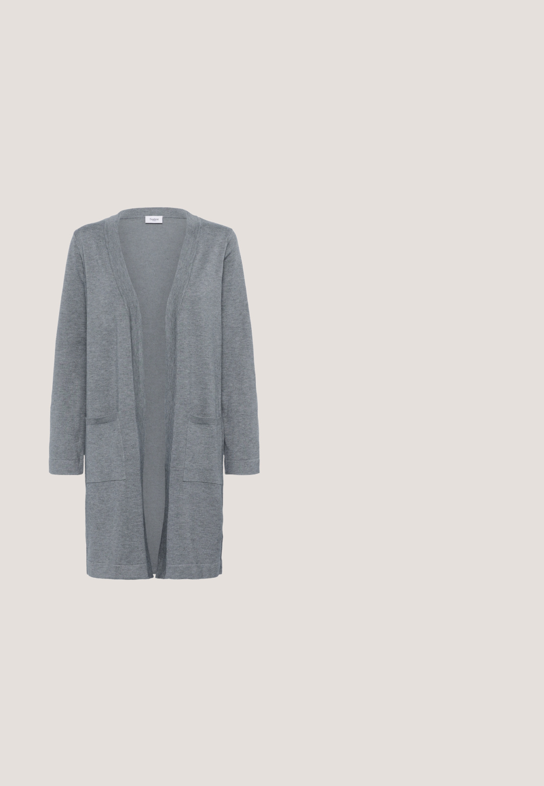 Grå cardigan lavet af blødt stof, med åben front, lange ærmer, to forlommer og en afslappet pasform uden lukninger.; Grå ribbet tanktop med blondekant ved halsen. Stoffet er blødt med en tætsiddende pasform, der har en let strækbarhed og bølgede kanter.; Rutet bukser i sort og hvid, med tapered ben, flad front og to sidelommer. Blød tekstur.; Pepe Jeans Sneakers - hackett stone beige; Brun tekstureret læderbæltetaske med guld lynlås og justerbar remspænde på hvid baggrund.; Sølv kæderekæde med en lille korsvedhæng, slankt design, glat tekstur og en sikker krog-lukning.