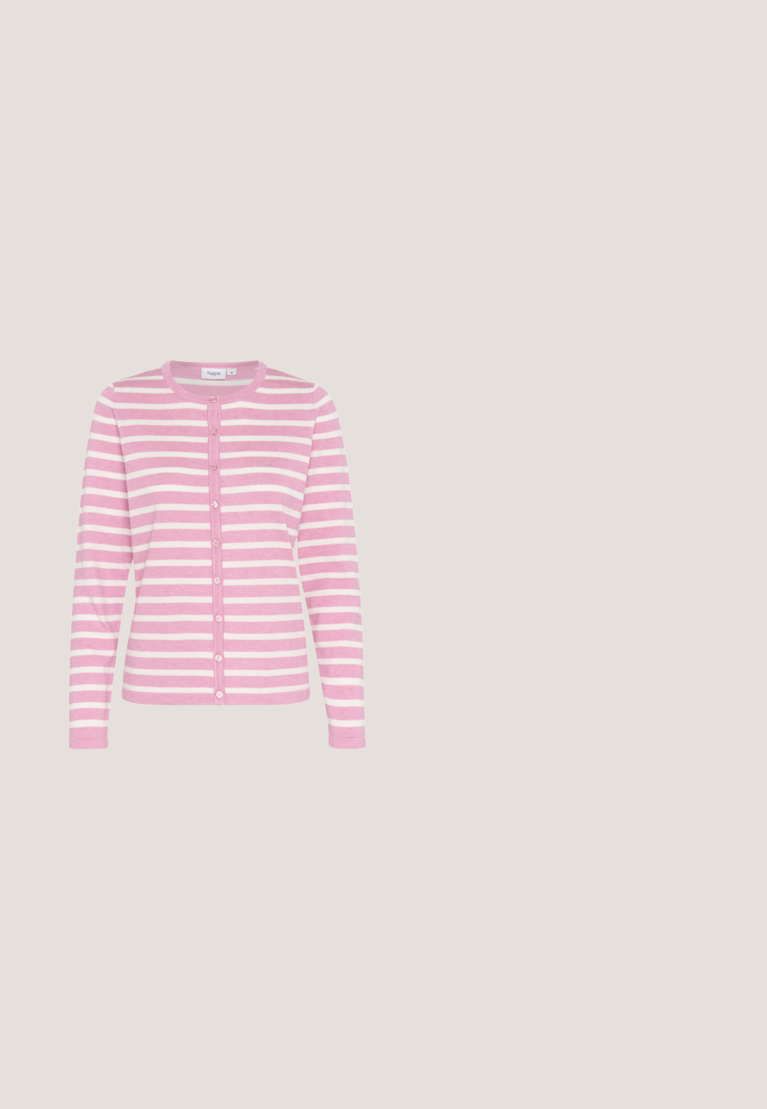 Cardigan rayé rose et blanc avec des manches longues, un col rond et une fermeture à boutons à l'avant. Matériau en tricot doux avec une texture uniforme.; Débardeur rose en tissu doux et extensible. Il présente un col rond et un design sans manches, avec des bords soigneusement finis et une coupe ajustée.; Pantalon taille haute à jambes larges en rose vif uni avec une ceinture ajustée et des plis avant subtils.; Des baskets en suede rose présentent des rayures noires, une semelle en caoutchouc et des lacets assortis. Une marque est présente sur le côté et le talon.; Sac cabas en paille tissée avec des poignées tressées et un ruban à carreaux rouge et blanc noué en un nœud d'un côté.; Quatre paires de boucles d'oreilles : deux paires de créoles dorées avec accents verts, une paire avec des pierres roses et des pendants en perle, et une autre avec des pierres rectangulaires et vertes.