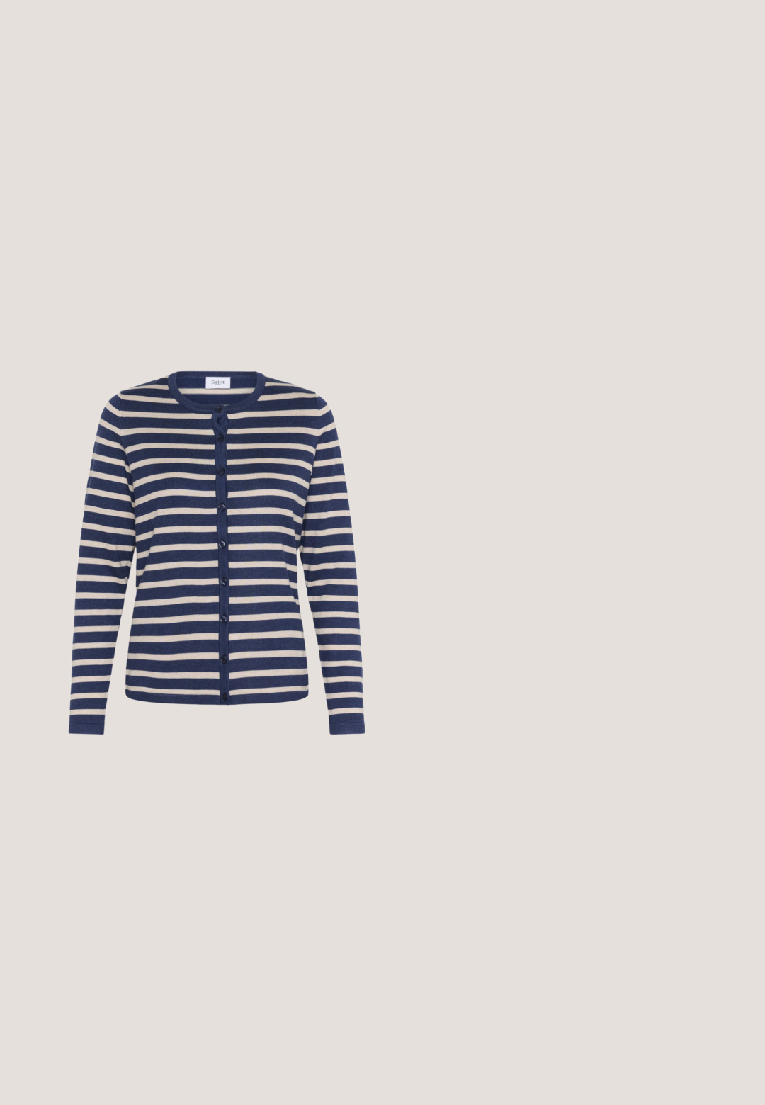 Streifenstrickjacke in Marineblau und Creme, gefertigt aus einem weichen Material, mit rundem Halsausschnitt, langen Ärmeln und sechs Knöpfen auf der Vorderseite.; Gestreifte blaue Jeansjacke mit Kragen, drei Knöpfen, zwei Fronttaschen und gesteppten Details an Bündchen und Saum.; Denim-Shorts mit blauem Waschdesign, klassischem Schnitt, fünf Taschen und kontrastierenden Nähten an den Säumen. Mittlere Taillenhöhe und gerades Bein.; Hellblauer und weißer Sneaker mit strukturiertem Obermaterial, Wildlederelementen und einer Gummisohle mit geriffeltem Muster; Schnürdesign.; Hellblaue Leder-Umhängetasche mit verstellbarem Riemen, silbernen Metallverschlüssen und dezentem Markenprägung in der Mitte vorne.; Goldene Creolenohrringe mit einer glatten, polierten Oberfläche und angebrachtem Herzanhänger. Das Design enthält ein nahtloses Scharnier für sicheren Verschluss.