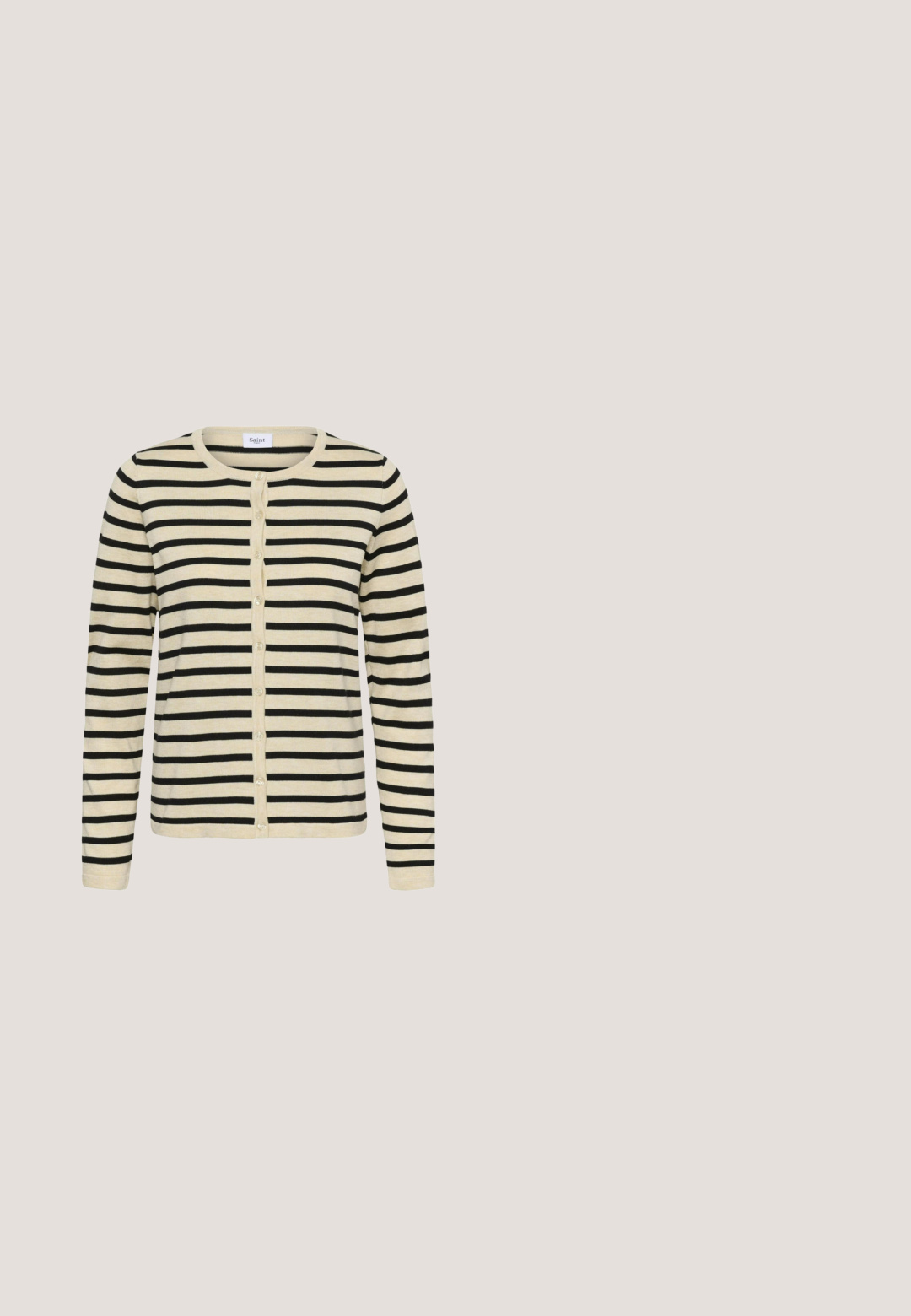 Cardigan à manches longues à rayures horizontales beiges et noires, avec un col rond et des poignets ajustés.; Débardeur blanc côtelé avec un col haut et des accents bleu marine le long des bords. Présente un petit logo en bas à droite. Tissu extensible.; Pantalon marron à jambes larges en tissu doux, avec une taille à cordon, des poches avant et des ourlets nets.; Sneakers en daim marron avec trois sangles ajustables, une semelle texturée couleur tan et un accent arrière en bronze métallique. Doublure douce pour le confort.; Sac à main en cuir noir avec détail anneau doré, poignée supérieure et bandoulière amovible sur fond blanc.; Paire de boucles d'oreilles créoles épaisses en argent avec une surface irrégulière texturée et une finition brillante et polie.