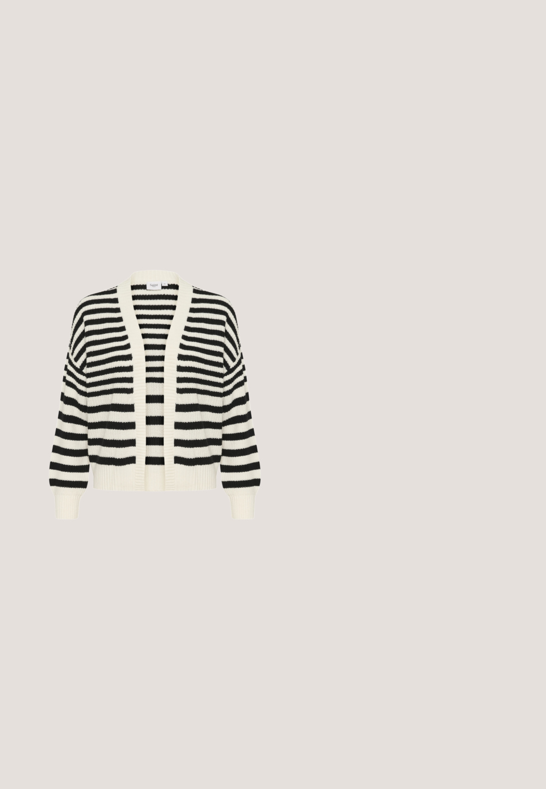 Gestreepte cardigan met zwart-witte horizontale strepen, open voorkant en geribbelde manchetten en zoom. Gemaakt van zacht, gestructureerd breimateriaal.; Zwart-wit gestreepte gebreide t-shirt met een ronde halslijn en korte mouwen. Horizontale strepen wisselen gelijkmatig af, wat zorgt voor een gedurfde uitstraling.; Wijdvallende broek van lichtgewicht stof, met een abstract zwart en crème patroon en een elastische tailleband voor extra comfort.; Steve Madden Sneakers laag - nat blk; usha Shopper - black white; EDITED ORSOLA - Oorbellen - gold coloured