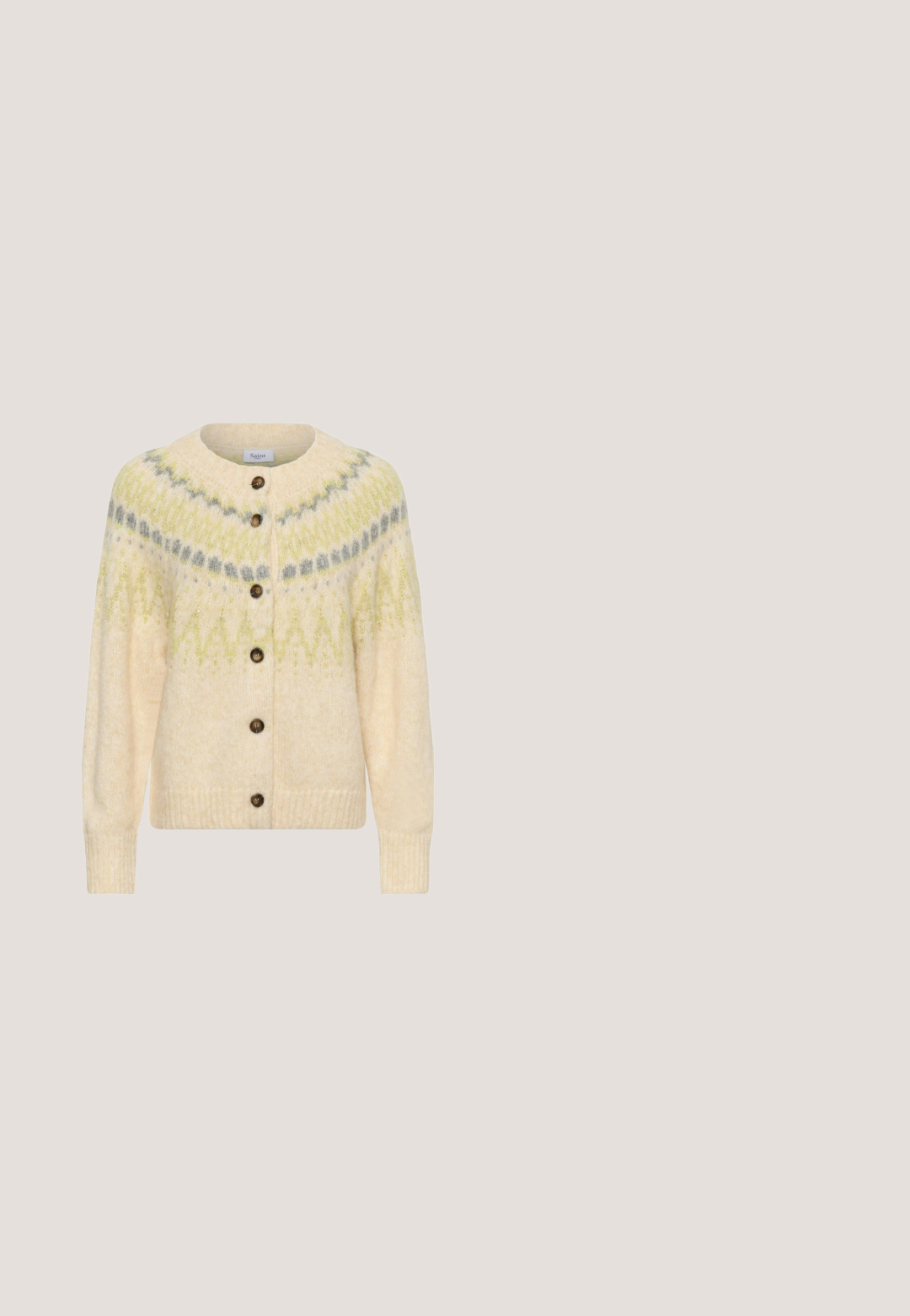 Cardigan en tricot crème avec encolure ronde, devant à boutons et motif géométrique en vert clair et gris sur les épaules. Texture douce.; Haut blanc à manches courtes en tissu doux et extensible, avec une encolure large et une silhouette ajustée, présentant une texture lisse.; Kaffe KADINA - Pantalon classique - black feather grey lines; Chaussure de style mules en imprimé serpent, avec un bout pointu, un petit talon noir et un dos ouvert. Conçue en matériau synthétique.; Sac à main en cuir tressé, marron foncé, en forme de croissant, avec une bandoulière réglable, texture lisse, motif de tissage sur la surface, fermeture éclair.; Collier chaîne ton or avec maillons carrés, fermoir mousqueton et chaîne d’extension réglable se terminant par un petit pendentif en forme de cœur.