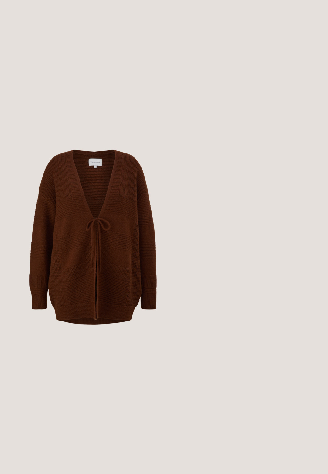 Braune Strickjacke mit V-Ausschnitt, frontaler Bindung und oversized Passform. Verfügt über strukturierte Muster und lange, weite Ärmel.; Beige Bluse mit langen Ärmeln und marineblauen vertikalen Streifen, Knopfleiste und besticktem Blumenmuster am Ausschnitt. Texturiert.; Locker sitzende Hose mit elastischem Bund und Bündchen, mit einem Patchwork-Muster aus floralen und geometrischen Designs in Erdtönen.; rag & bone JONI CHELSEA - Stiefelette - dark brown; Beige gewebte Strohtasche mit zwei Schulterriemen und dezent kursiver Stickerei auf der Vorderseite, vor einem schlichten Hintergrund.; Geflochtener brauner Ledergürtel mit goldenen und beigen Akzenten, ausgestattet mit einer goldfarbenen Metallschnalle und vernähten Lederenden.