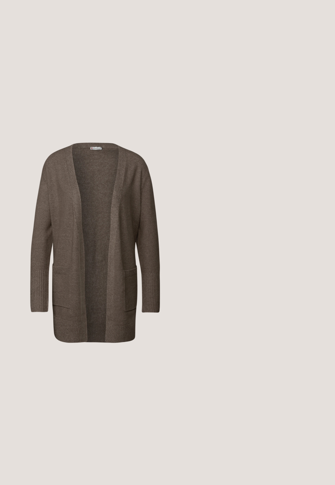 Brun strikket cardigan med åben front, ribbede manchetter og to forlommer. Blød tekstur og afslappet pasform for komfort.; Lyserød bomulds maxi-kjole med korte puffærmer, smocked liv, blomsterbroderimønster og en flydende nederdel.; Vævede brune læder loafers med flad hæl, rund tå og dekorative læderdetaljer på vampsiden. Tekstur overflade med åbne vævninger.; Flettet stråtaske med bred bund, smal top og justerbar brun læder skulderrem.; Guld kæde med uregelmæssige led og små hvide perler placeret imellem. En vedhæng hænger i den ene ende.; Flettet tan ruskindsrem med hvide læderaccent og en sølvmetalknap. Har syet detaljer for sikker lukning.