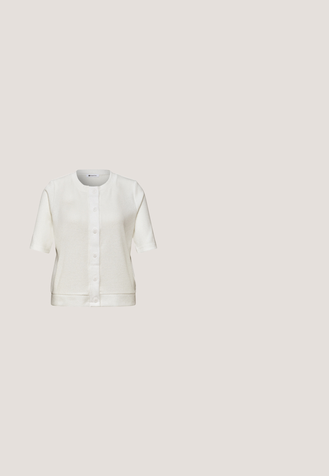 Witte cardigan met korte mouwen, ronde hals en zes knopen aan de voorkant, gemaakt van gestructureerde stof, gelabeld "Street One."; Beige truitje met korte mouwen en een ronde halslijn, met een soepele textuur. Het heeft een eenvoudig ontwerp zonder patronen of accenten.; Lichtblauwe wijde jeans met drukknoopsluiting aan de zijkant en voorzakken, voorzien van een "Genuine Barbie" label op de tailleband.; Bruine leren instapper met een beige rubberen zool, contrasterend gevlochten detail op de bovenkant en een decoratieve gesp-accent.; Beige suède schoudertas met verstelbare riem, klepsluiting en goudkleurige gespdetail aan de voorkant in het midden.; Armband in gouden bamboevorm met gladde, facetgeslepen segmenten en "ALLSAINTS" gegraveerd aan de binnenkant.