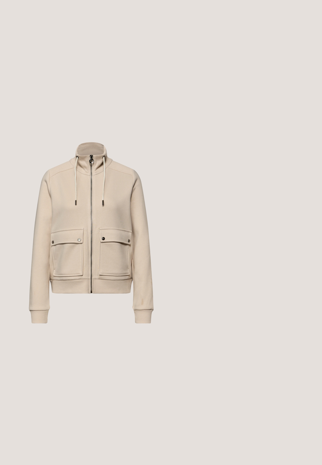 Veste beige zippée avec col montant, deux poches avant, poignets côtelés et capuche à cordon de serrage. Matière douce, design épuré.; Body noir à manches courtes avec bordure blanche au niveau de l'encolure, des bords des manches et des ouvertures des jambes, doté d'une fermeture à pression à l'entrejambe.; Shorts de bain kaki avec une taille élastique, cordon de serrage ajustable et poches latérales. Fabriqués en tissu léger et lisse.; Botte noire en caoutchouc haute avec finition texturée, logo WODEN sur le côté, et semelle renforcée avec des accents mouchetés.; Lunettes de soleil rondes avec montures grises transparentes et verres teintés marron. Offrent une protection UV 400 et un design minimaliste.; Sac bandoulière en cuir marron texturé avec une sangle détachable ornée d'un nœud papillon. Quincaillerie argentée et détail du logo sur le devant.