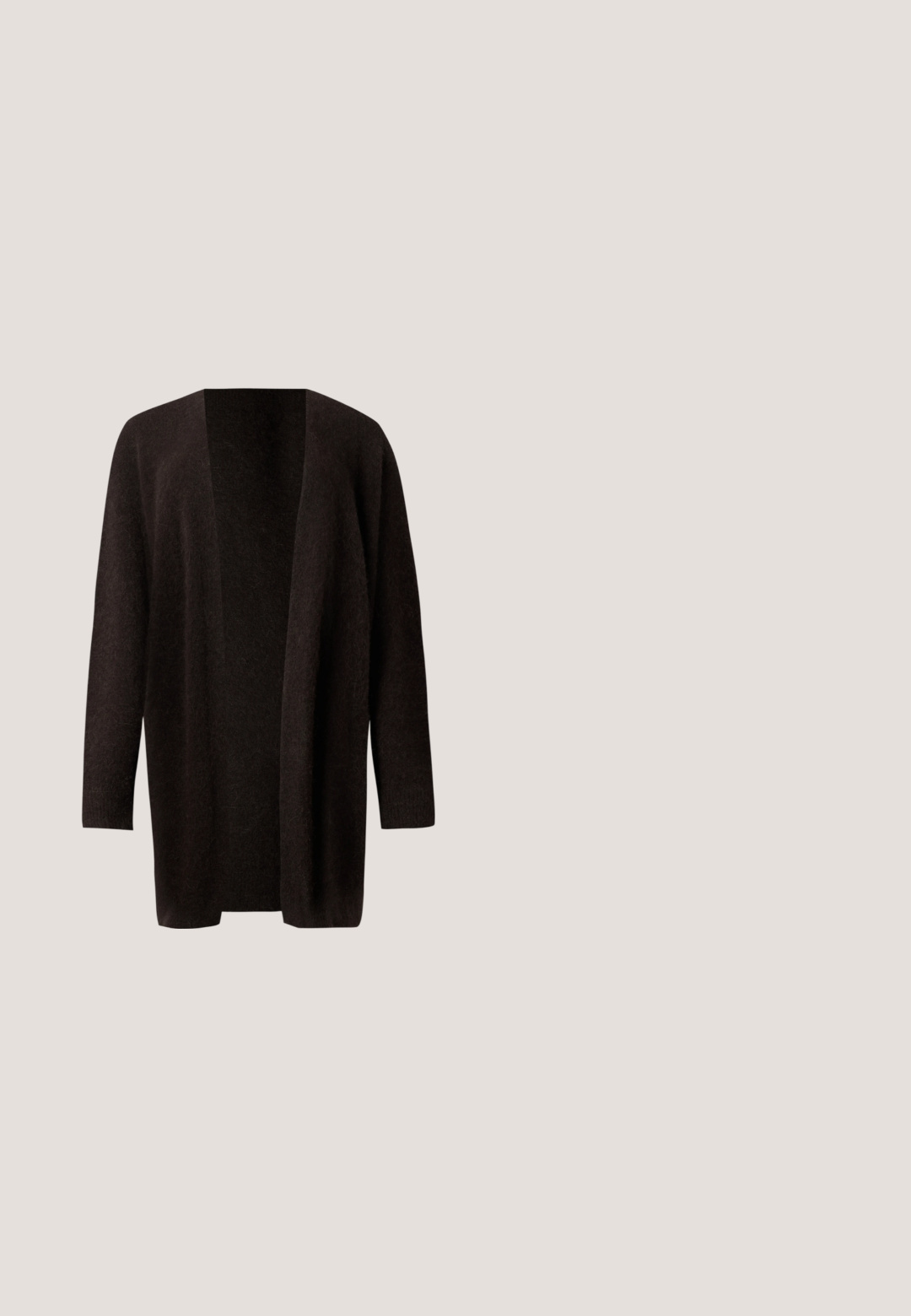 Mørkebrun åbent-front cardigan lavet af et blødt, tekstureret stof. Har lange ærmer og en afslappet, oversize silhuet.; Sort kortærmet skjorte med knapper, krave, to brystlommer og op-rullede ærmelommer med knapper.; Grå denim bukser med lige ben, fem-lomme design og klassisk knap- og lynlås-lukning. Glat tekstur med subtil falming.; Beige corduroy slidesandal med to justerbare stropper og hardware i guld-tone, med en kork mellemsål og hvid gummisål.; Sorte, kantede solbriller med grå linser; lavet af plast, med tykke stænger med en glat overflade og ingen synlig hardware.; Brun læder tote taske med en glat overflade, åben topdesign og to skulderremme. Har minimal syning og ingen synlig hardware.