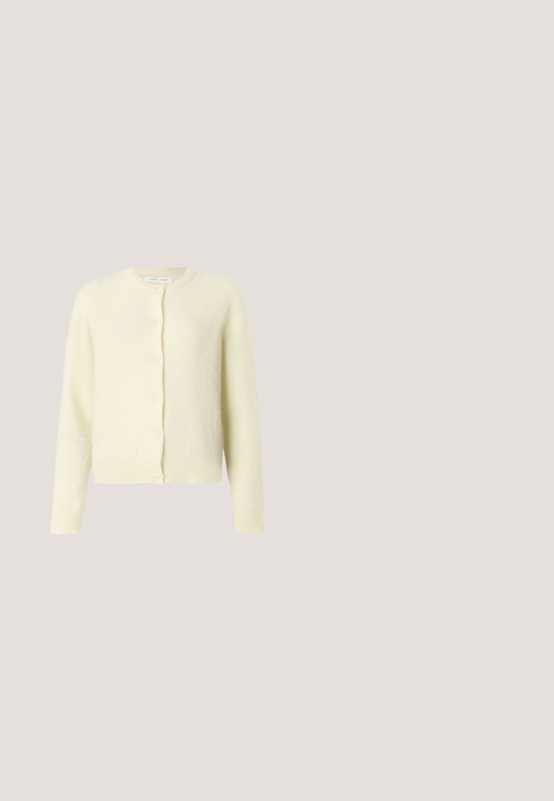 Helles gelbes Cardigan aus weichem, texturiertem Stoff. Es hat einen runden Halsausschnitt, lange Ärmel und eine Frontschließe mit sechs Knöpfen.; Schwarzes, geripptes T-Shirt mit kurzen Ärmeln, Rundhalsausschnitt und einem kleinen Logoakzent in Rot, Weiß und Blau auf der linken Brust.; Weite blaue Jeans aus Denim mit einem angesagten, verwaschenen Look, Fronttaschen, einem Knopfverschluss und ausgefransten Säumen an den Beinen.; Schwarze Leder-Stiefeletten mit spitzem Zehenbereich und niedrigem Absatz. Sie haben eine glatte Textur und ein kleines goldenes Logo-Detail an der Seite.; Schwarze strukturierte Ledertasche mit doppelten Griffen, einem Schulterriemen und einem kleinen runden goldenen Logoanhänger vorne.; Feine Halskette aus Gold mit sieben kleinen quadratischen Anhängern, drei davon mit klaren Kristallen, auf weißem Hintergrund dargestellt.