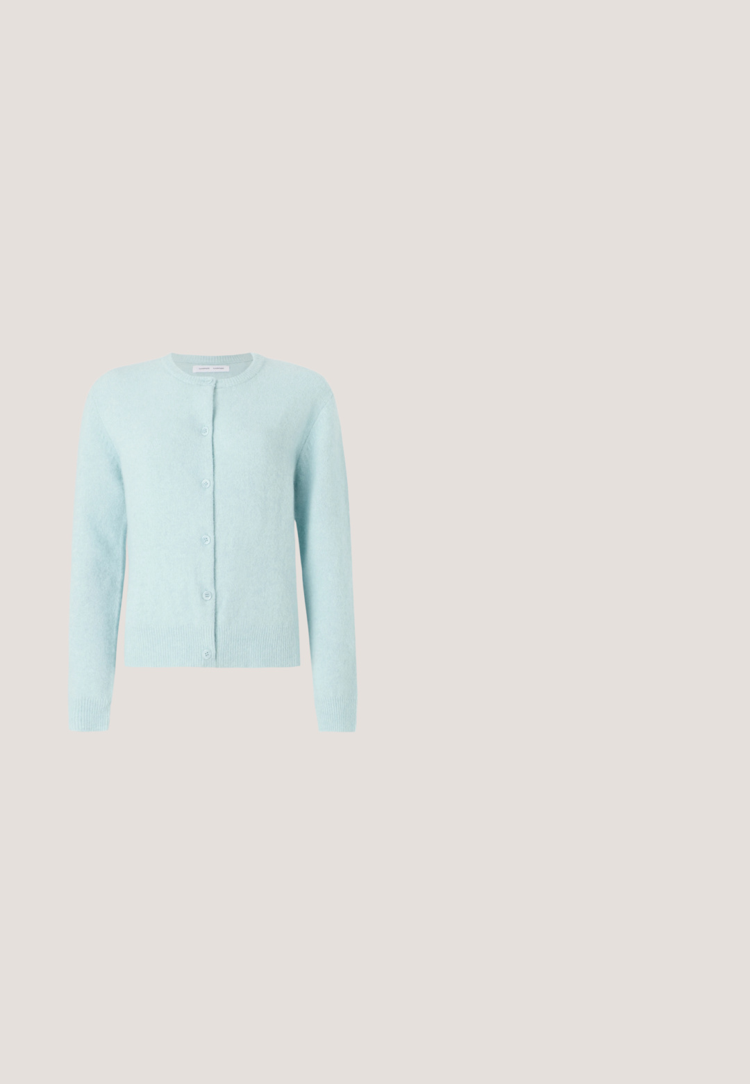Lyseblå cardigan lavet af blødt materiale, med rund halsudskæring, lange ærmer og fem knaplukninger foran.; Ærmeløs ribbet lilla crop top med rund halsudskæring og lille rød og hvid Calvin Klein logo-patch på brystet.; Lyseblå slidte jeans med knaplukning, let falmning og en lille rift på højre knæområde, lagt fladt på en hvid baggrund.; Brun vævet slingback-hæl med spids tå, der har en dekorativ spænde, slanke stropper og en moderat hælhøjde.; Lysebrun, halvmåneformet håndtaske med perforeret geometrisk mønster, guldfarvet lynlås, aftagelig rem og "LIU·JO"-logo foran.; Små guldfarvede øreringe i hoops med rektangulære segmenter, hver med en klar ædelsten på forsiden, med post-lukkemekanisme.