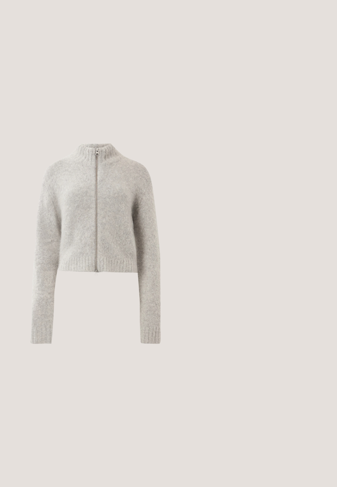 Taillierter, kürzer geschnittener Pullover in Hellgrau. Hergestellt aus weichem, strukturiertem Stoff mit hohem Kragen und Reißverschluss vorne. Rippbündchen und Saum.; Helles beige, geripptes, ärmelloses Top mit hohem Kragen und taillierter Passform, das eine weiche Textur und ein gleichmäßiges Muster im gesamten Stoff aufweist.; Schwarze Sportshorts mit elastischem Bund, seitlichen Schlitzen und weißen drei Streifen Akzenten. Enthält ein kleines weißes Logo auf der unteren rechten Seite.; Schwarze und beige Mesh-Sneaker mit gepolstertem Kragen, strukturiertem Obermaterial und auffälligem Logo an der Seite. Elegantes Design mit geschwungenem Sohlenverlauf.; Braungetönte Sonnenbrille mit Schildpattmuster, eckigem Rahmen und schlanken Bügeln. Hergestellt aus leichtem Kunststoffmaterial.; Glatt, dicke silberne Creolen mit glänzend-poliertem Finish, eine zeigt die Vorderseite und die andere den Stecker-Verschluss.