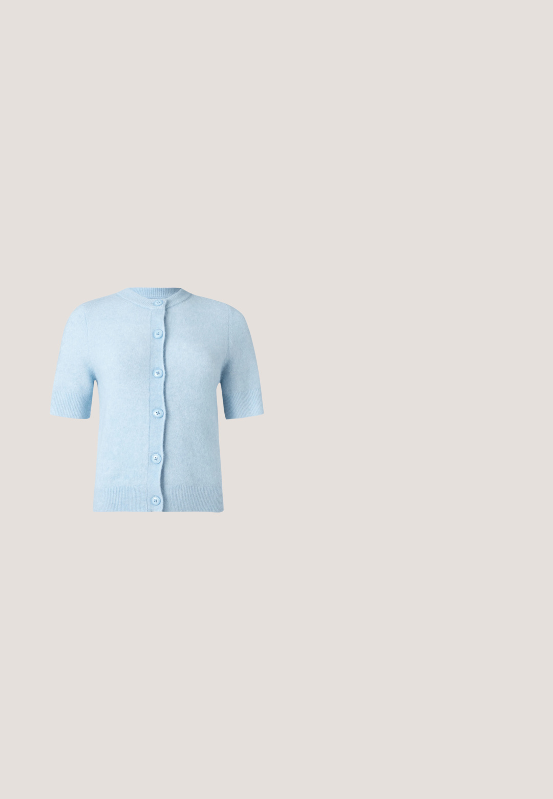 Cardigan bleu clair à manches courtes en matière douce, présentant un col rond et six boutons assortis sur le devant.; Haut sans manches bleu clair en tissu côtelé, avec un col rond et une petite étiquette logo CK à l'avant.; Short bleu clair taille haute avec passants de ceinture, fermeture éclair devant et ourlet ajusté, présenté sur un fond blanc uni.; Mocassins en cuir tan avec un bout pointu, des accents décoratifs en métal argenté et un petit talon noir. Texture lisse et design minimaliste.; Sac à bandoulière en cuir couleur crème de Calvin Klein avec bord supérieur incurvé, fermeture éclair argentée et sangle ajustable brun foncé.; Boucles d'oreilles en métal doré avec un design cintré et allongé. La surface est lisse et polie, arborant un style minimaliste.
