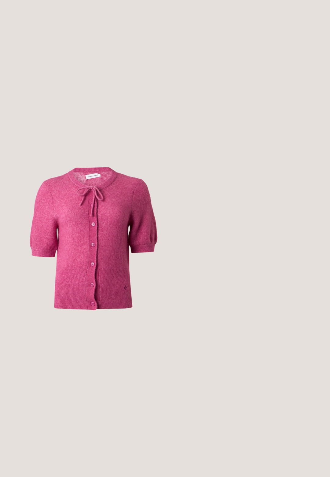 Kurzärmelige, pink gestrickte Strickjacke mit Knöpfen vorne und einer gebundenen Schleife am Halsausschnitt auf einfarbigem Hintergrund.; Kurzes rosa T-Shirt mit rundem Ausschnitt, kurzen Raglannärmeln und taillierter Form. Hergestellt aus glattem Baumwollstoff. Etikett innen sichtbar.; Gestrickte Hosen mit horizontalen Streifen in Pink-, Lila- und Weißtönen, mit geripptem elastischem Bund und weiten Beinen.; Rosa Leder Slingback-Pumpe mit spitzem Zehenbereich, Ausschnittdetails und niedrigem Absatz. Glatte Textur und verstellbarer Schnallenverschluss.; Kleine runde metallisch pinke Handtasche mit obere Griff und Schulterriemen, REPLAY-Logo und "SINCE 1981" auf der vorderen Klappe geprägt.; Verdrehte mehrsträngige Halskette mit glänzenden, runden, magentafarbenen Perlen und silbernem Verschluss auf weißem Hintergrund.