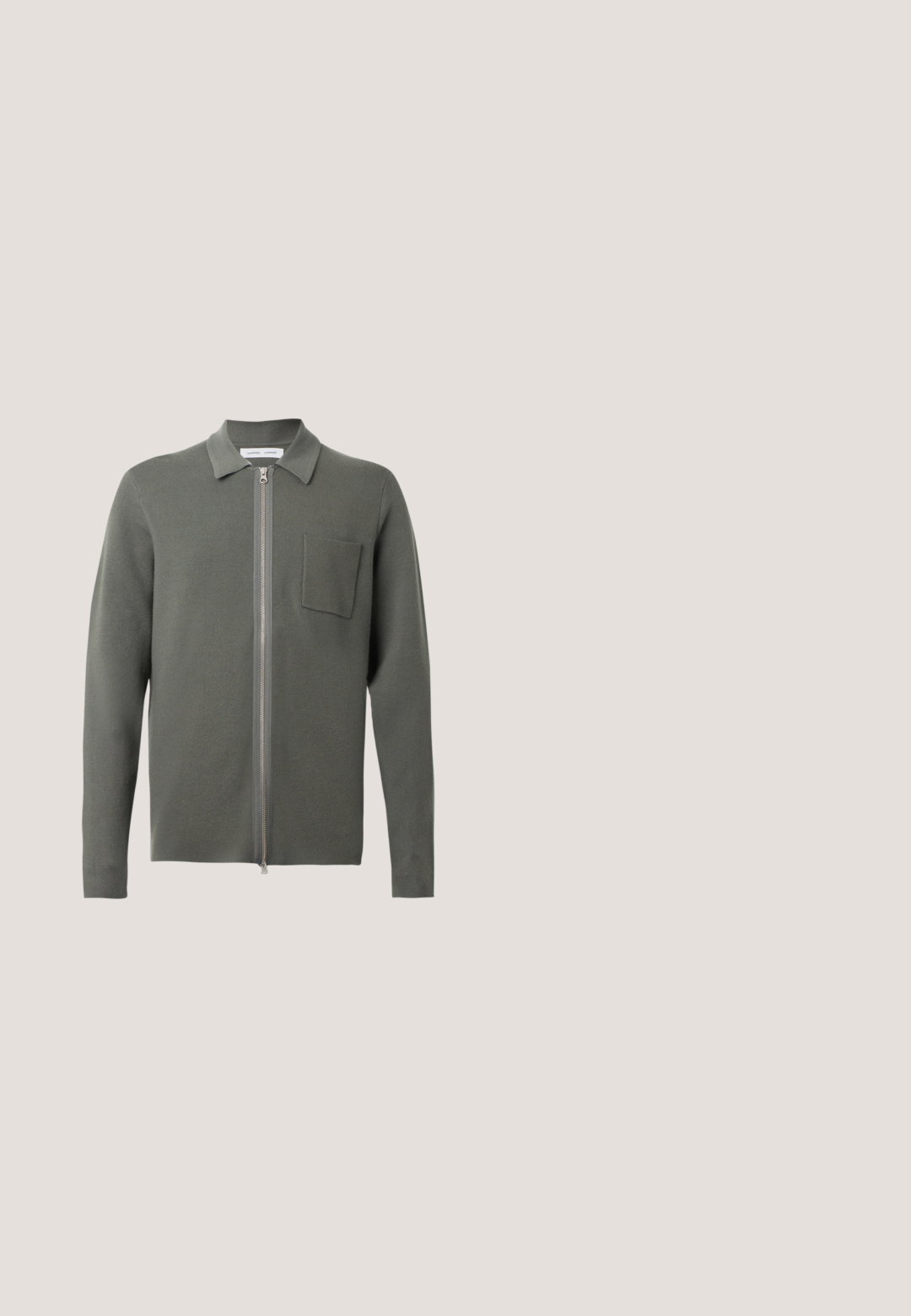 Olijfgroen cardigan met een rits aan de voorkant, lange mouwen, een klein borstzakje en een gestructureerde brei-afwerking. Minimalistisch ontwerp.; Beige poloshirt van gestructureerde stof met een subtiele palmbladpatroon. Het heeft een klassieke kraag en twee knopen bij de hals.; Lichtblauwe denim jeans met rechte pijpen, een hoge taille, vijf zakken, knoopsluiting en subtiele vervaging op de dijen en knieën.; Zwarte leren instap schoenen met een lage hak en subtiel Calvin Klein-logo aan de zijkant, weergegeven in profiel op een witte achtergrond.; Zwarte Calvin Klein totebag met twee lange handvatten en een voorvak, met het logo van het merk in wit en grijs.; Zwarte leren riem met een gladde afwerking, voorzien van een zilveren vierkant gesp waarop "Calvin Klein" is gegraveerd en een bruine binnenvoering.