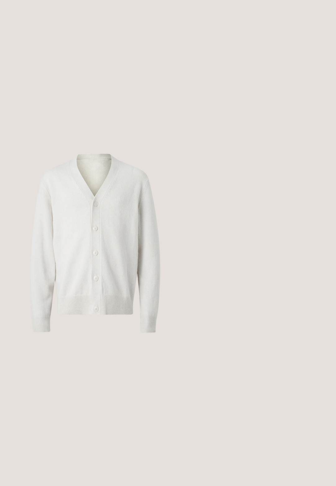 Weißer Strickcardigan mit V-Ausschnitt, sechs Knöpfen vorne, gerippten Bündchen und Saum. Weicher Stoff, schlichtes Design und leichtes Material.; Graues T-Shirt mit kurzen Ärmeln aus weichem Stoff. Besitzt einen Rundhalsausschnitt, einen lockeren Schnitt und keine Muster oder Logos. Glatte Textur über das gesamte Shirt.; Verblasste blaue Jeans im geraden Schnitt mit einem Knopfverschluss, fünf Taschen und einem Aufnäher auf der vorderen Tasche.; Weißer Leder-Low-Top-Sneaker mit Schnürsenkeln, schwarzer Fersenschlaufe und „BOSS“-Logo, der drinnen nahe einer Glassteinwand und einem polierten Boden schwebt.; Schwarze Umhängetasche aus Leder mit glatter Textur, verfügt über eine vordere Reißverschlusstasche, verstellbaren Riemen und schlankes quadratisches Design.; Silberne, verdrehte Kettenhalskette mit glatter Oberfläche, die ein einfaches Verschlussdesign aufweist. Die Kette hat eine einheitliche Dicke.