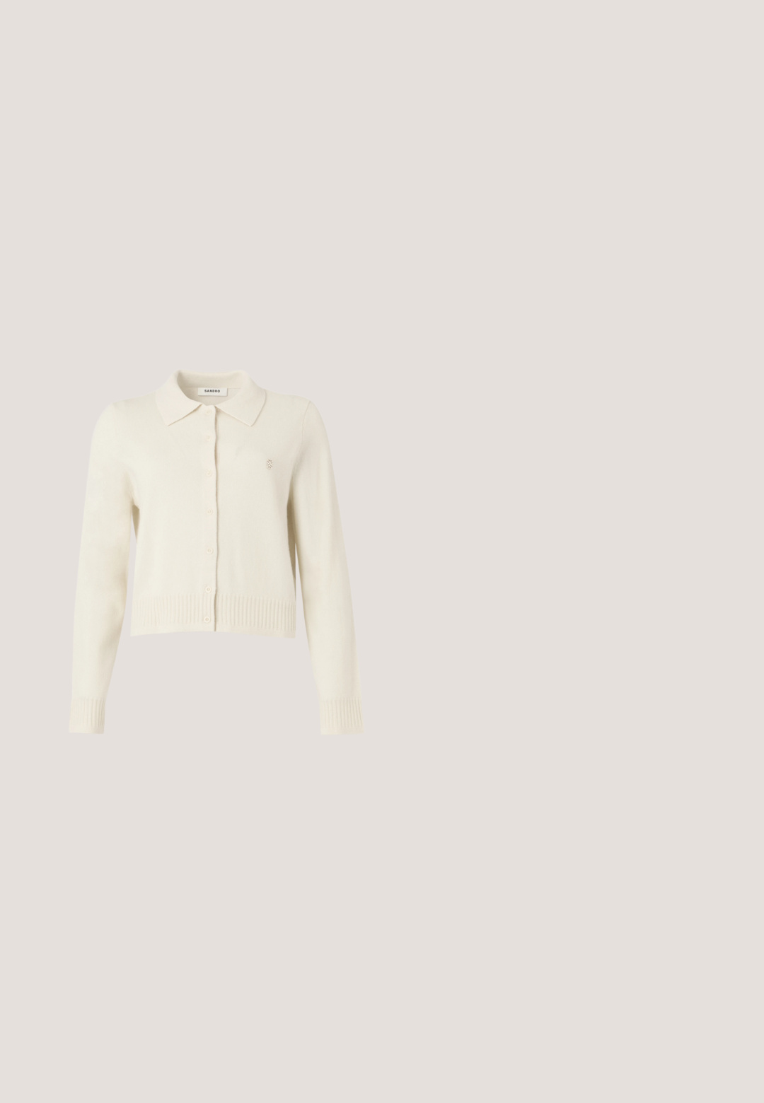 Langærmet cardigan i cremefarve med krave og knapper foran, med et lille broderet logo på brystet.; Brun skjorte med knapper og krave, med blomster- og stjernebroderi i guld og blå, samt en venstre brystlomme. Materialet er bomuld.; Mørkeblå midi-nederdel med udvidet nederkant, prydet med store brune stilke og lyseblåt blomsterbroderi.; Mørkebrunt tekstureret flad sko med sort rem og gyldent hjerteformet spænde, sideudsigt på en lys grå baggrund.; Mørkebrun læderhåndtaske med opsamlede plisseringer, guldfarvet hardware og en enkelt skulderrem mod en enkel lys baggrund.; Guldlagd halskæde med led og kæde. Indeholder to geometriske vedhæng—én flad firkant og én mønstret diamantform.