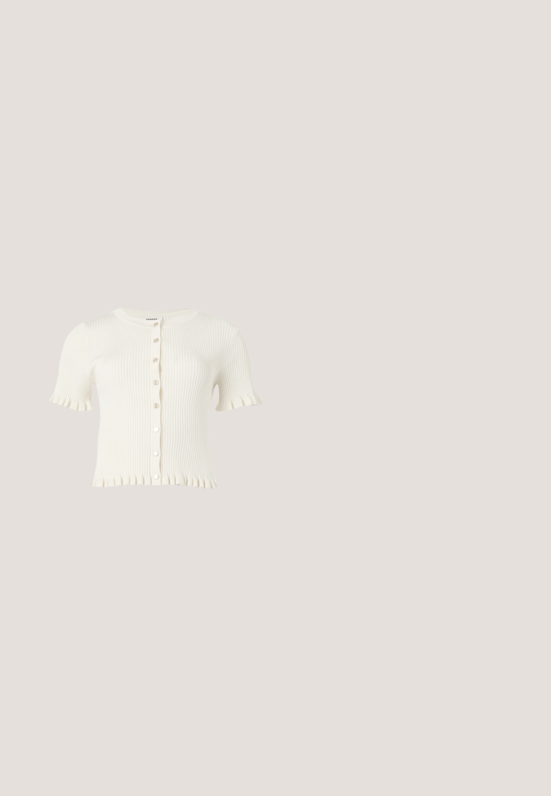 Hvid kortærmet ribstrikket cardigan med rund halsudskæring, knapper foran og flæsekant på ærmer og kant.; Brun ribbet ærmeløs top med firkantet udskæring og beige blonderkant rundt om kanterne, mærket Sandro.; Iro XAGA - Shorts - ecru/silver; Brun mønstret sandal med høj hæl og åben tå, med bred rem og slank stilet-hæl. Overdel i tekstureret stof og glat indersål.; Lille tanfarvet læder skuldertaske med lang rem, guldkæde detalje og frynser på begge sider mod en neutral baggrund.; Guldfarvede øreringe med en række sfæriske perler og en lille hængende krystalaccent i bunden. Glat, poleret finish.