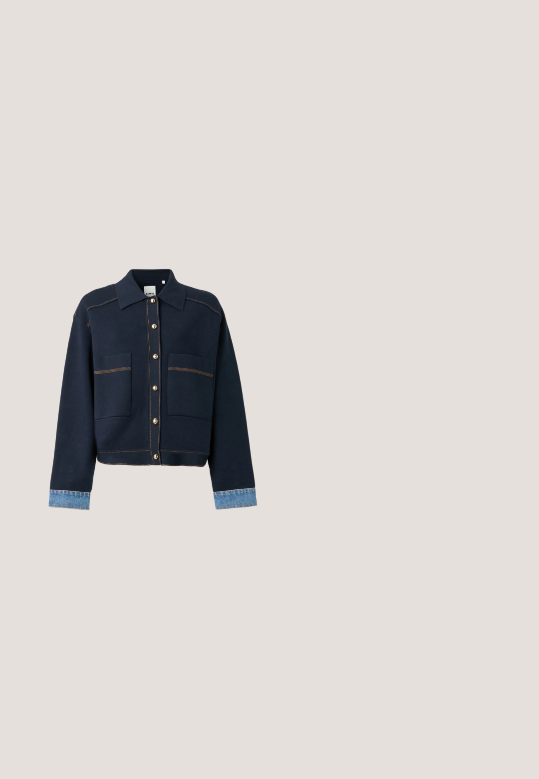Veste bleu marine boutonnée avec grandes poches avant, coutures beige, col classique et poignets en denim bleu clair sur manches longues.; Blouse bordeaux sans manches avec des rayures horizontales blanches, col blanc contrasté avec des rayures bordeaux et nœud à l'avant.; Pantalons larges en lin blanc avec une fermeture à bouton sur le devant, des plis à la taille et un tissu légèrement texturé.; Mocassin en daim noir avec un bout arrondi, un nœud décoratif à l'avant et des coutures contrastantes. Semelle plate et texture lisse.; Sac à épaule en daim bleu marine avec rabat incurvé et ferrures dorées, présenté avec une bandoulière assortie réglable sur fond blanc.; Boucles d'oreilles dorées au design en feuille avec une texture rainurée, accentuées par trois petites perles blanches. Fermeture à cliquet en papillon.